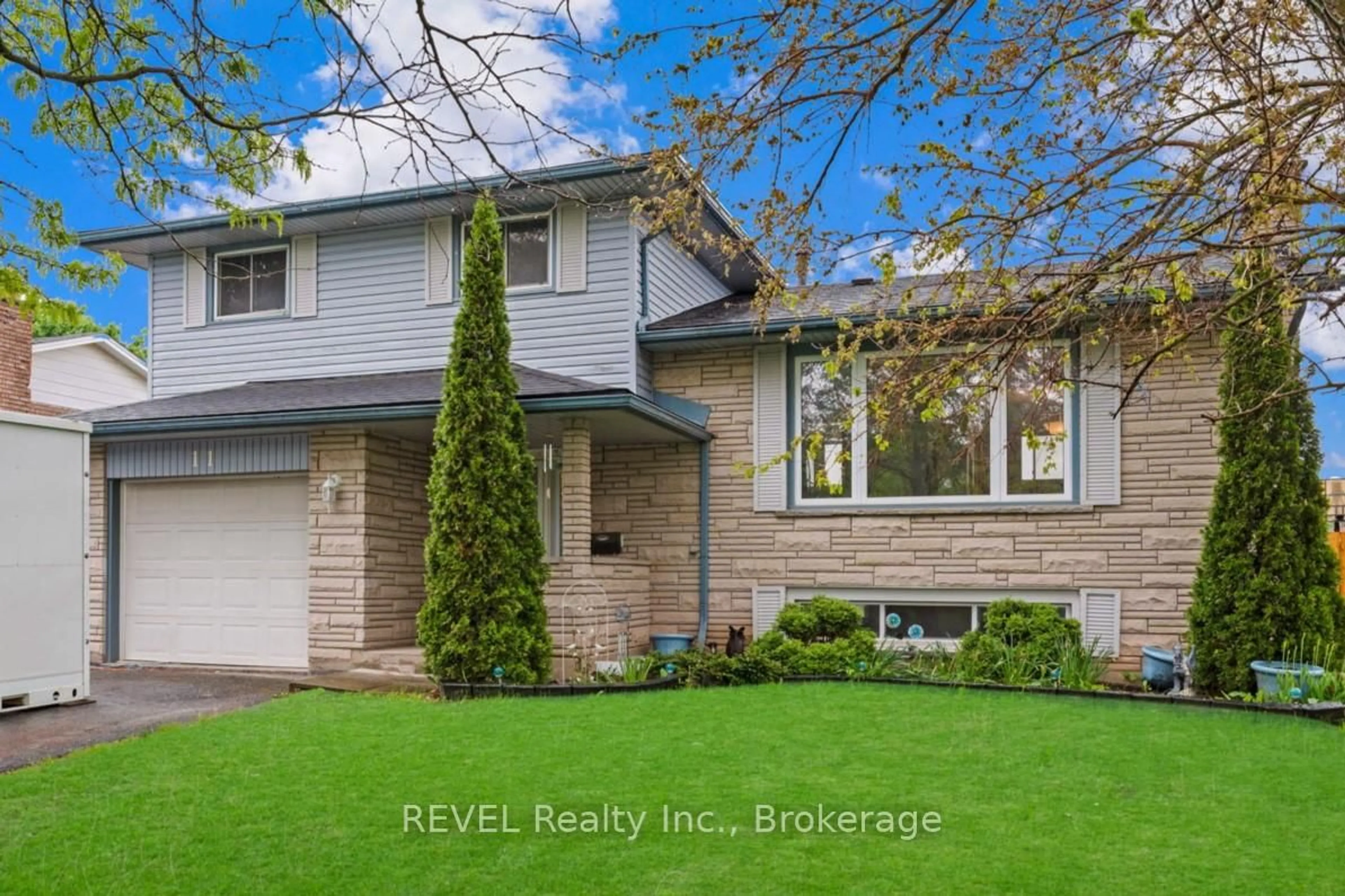Home with vinyl exterior material, street for 11 Graystone Cres, Welland Ontario L3C 6H4