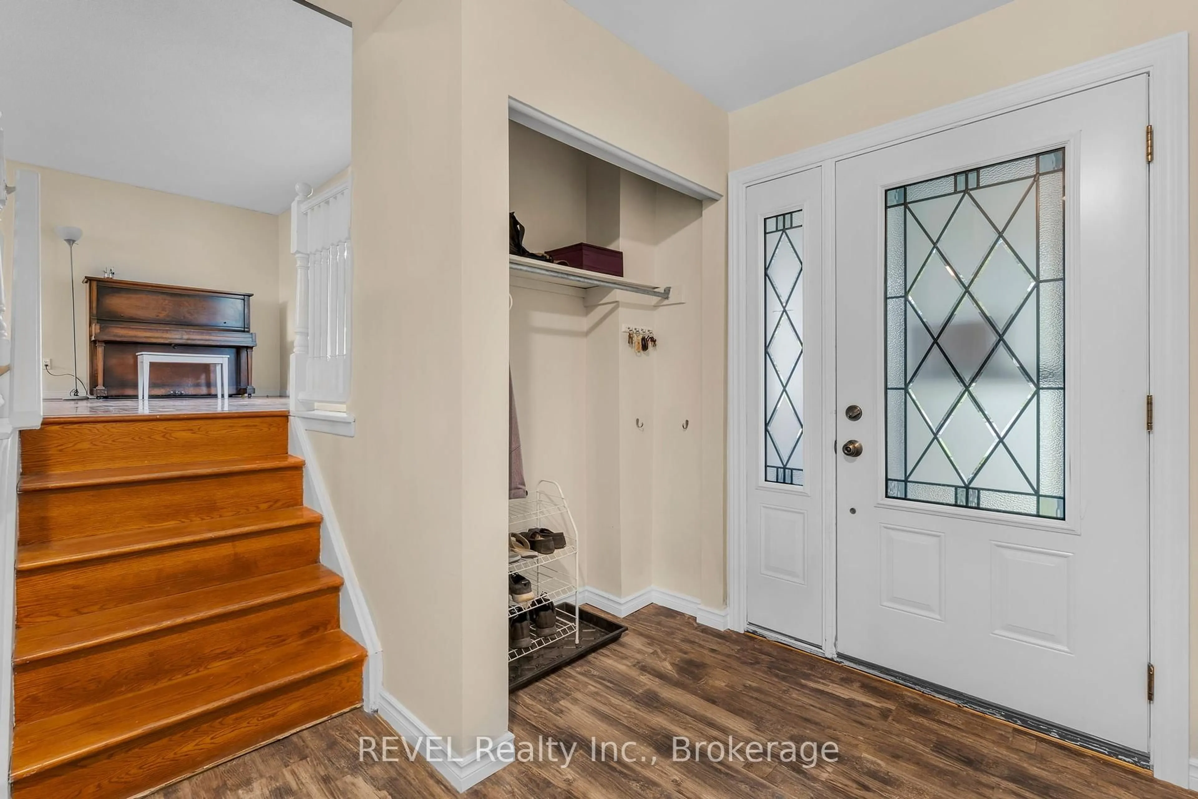 Indoor entryway for 11 Graystone Cres, Welland Ontario L3C 6H4