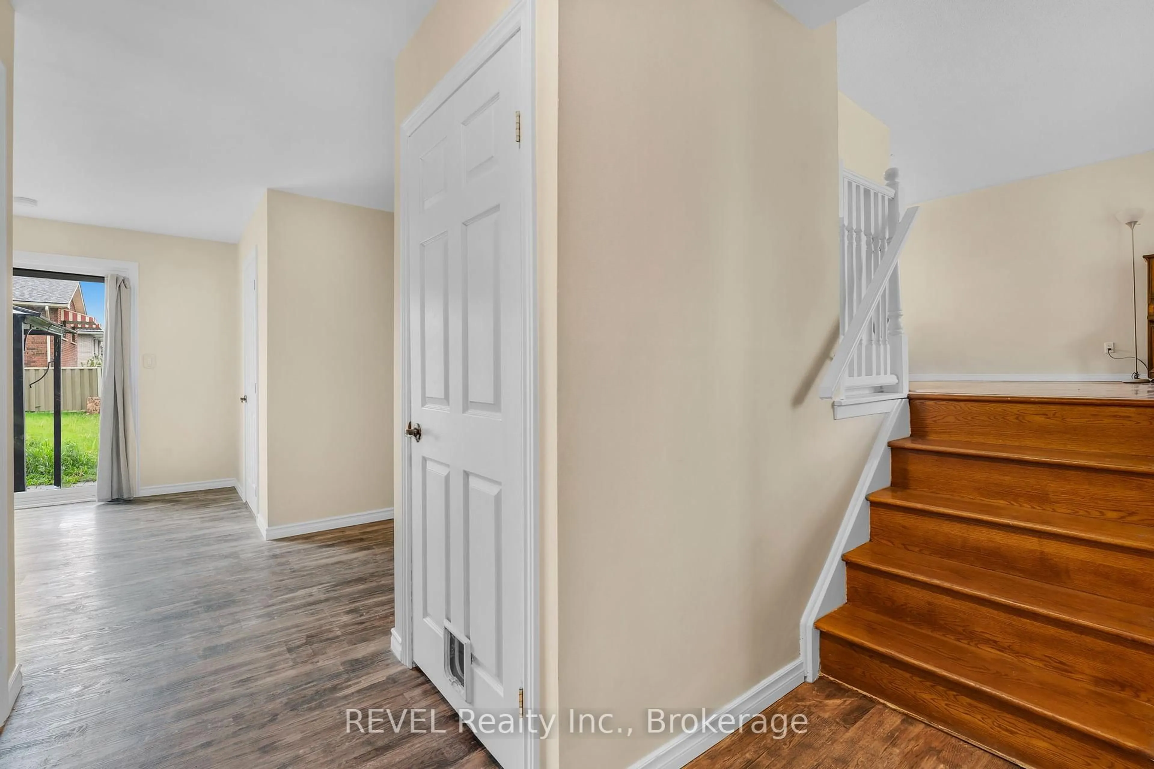 Indoor entryway for 11 Graystone Cres, Welland Ontario L3C 6H4