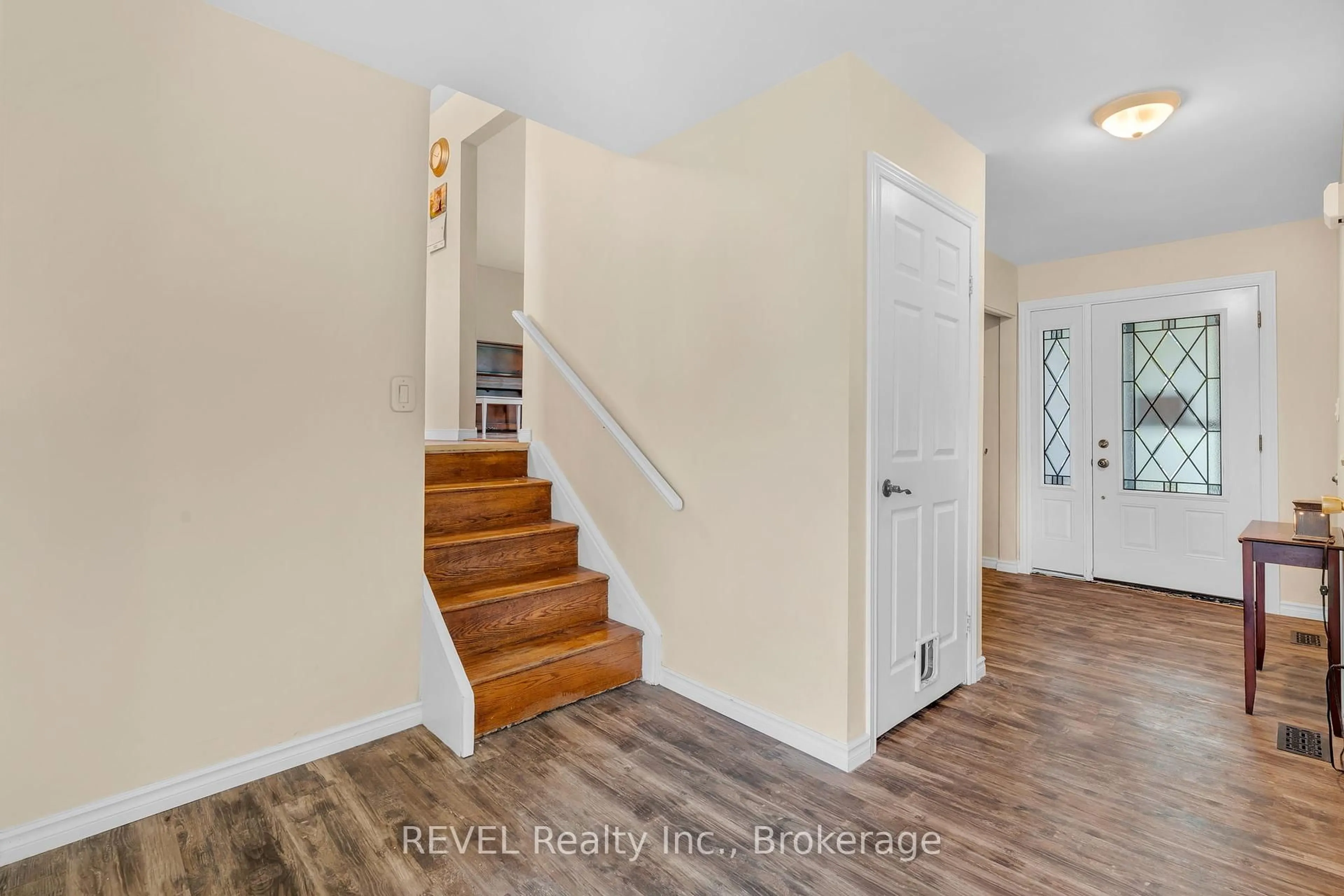Indoor entryway for 11 Graystone Cres, Welland Ontario L3C 6H4