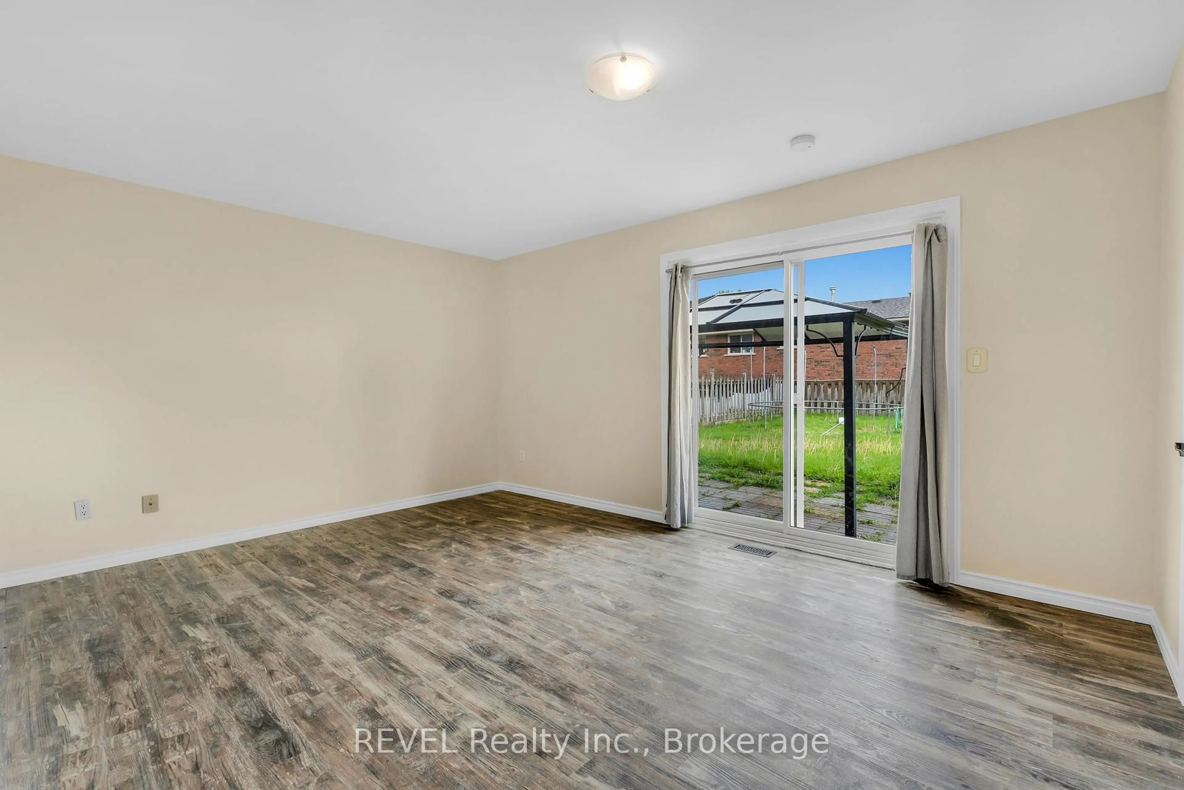 A pic of a room for 11 Graystone Cres, Welland Ontario L3C 6H4