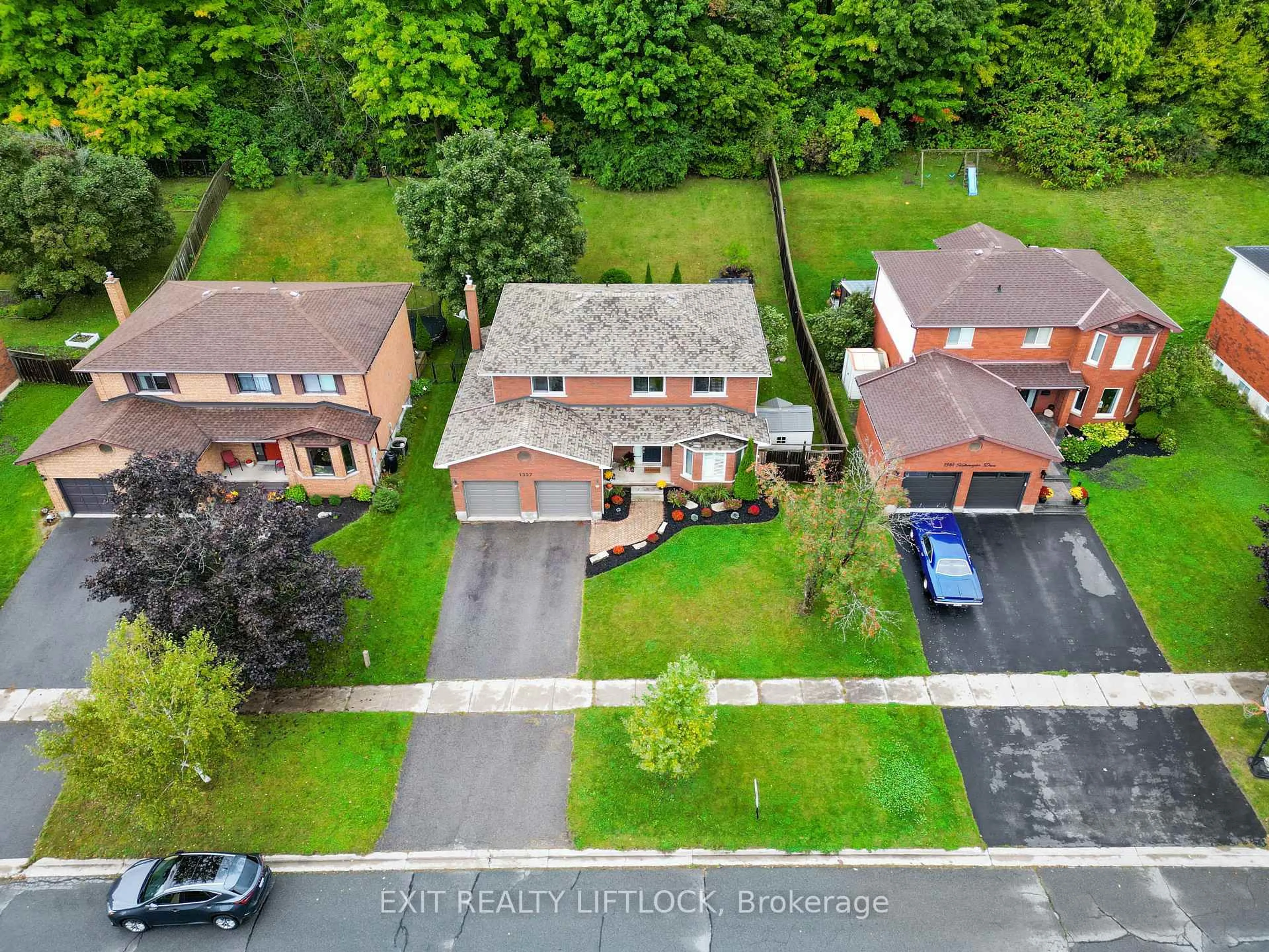A pic from outside/outdoor area/front of a property/back of a property/a pic from drone, street for 1357 Hetherington Dr, Peterborough North Ontario K9L 1X5