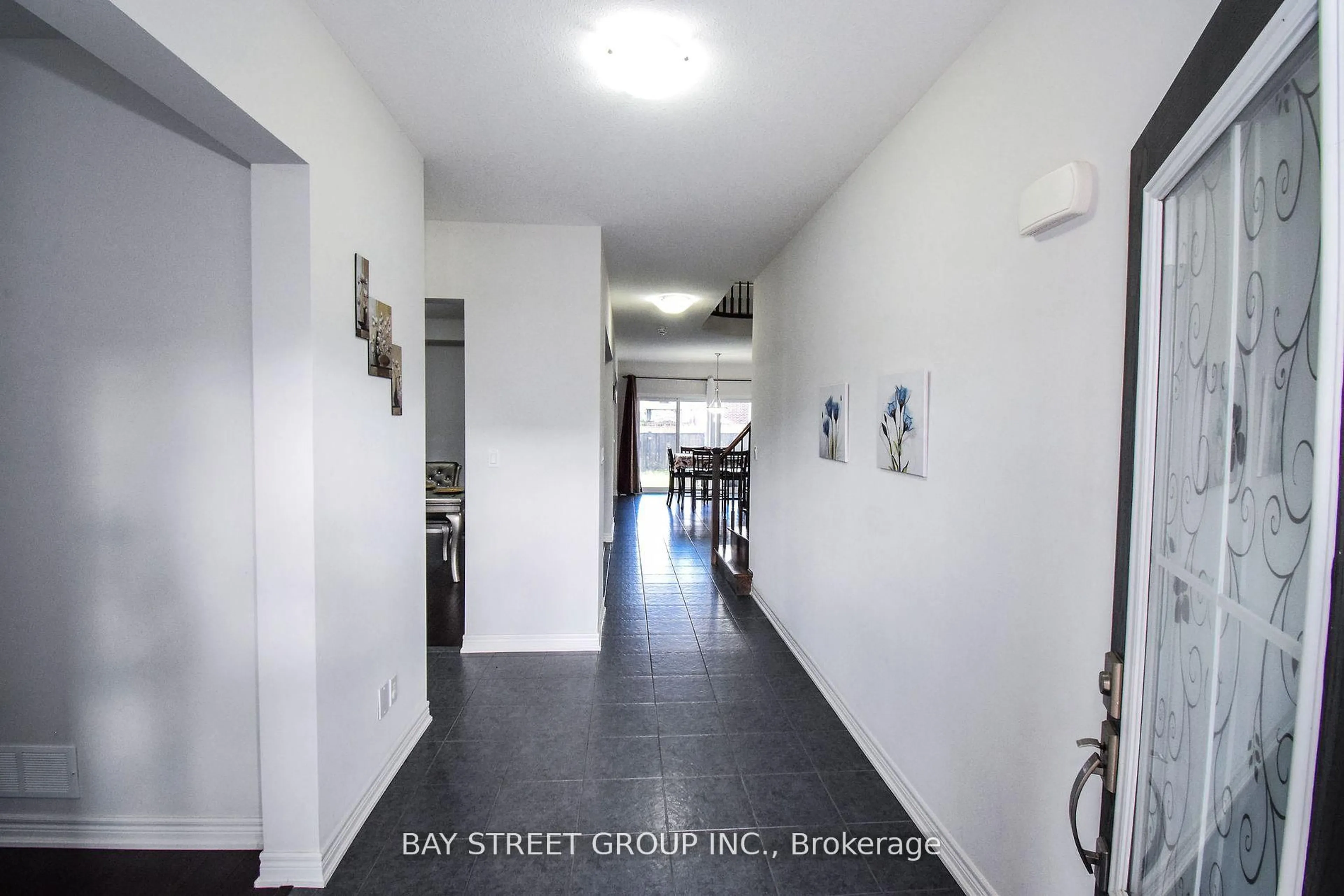Indoor foyer for 490 Silverwood Ave, Welland Ontario L3C 0C6