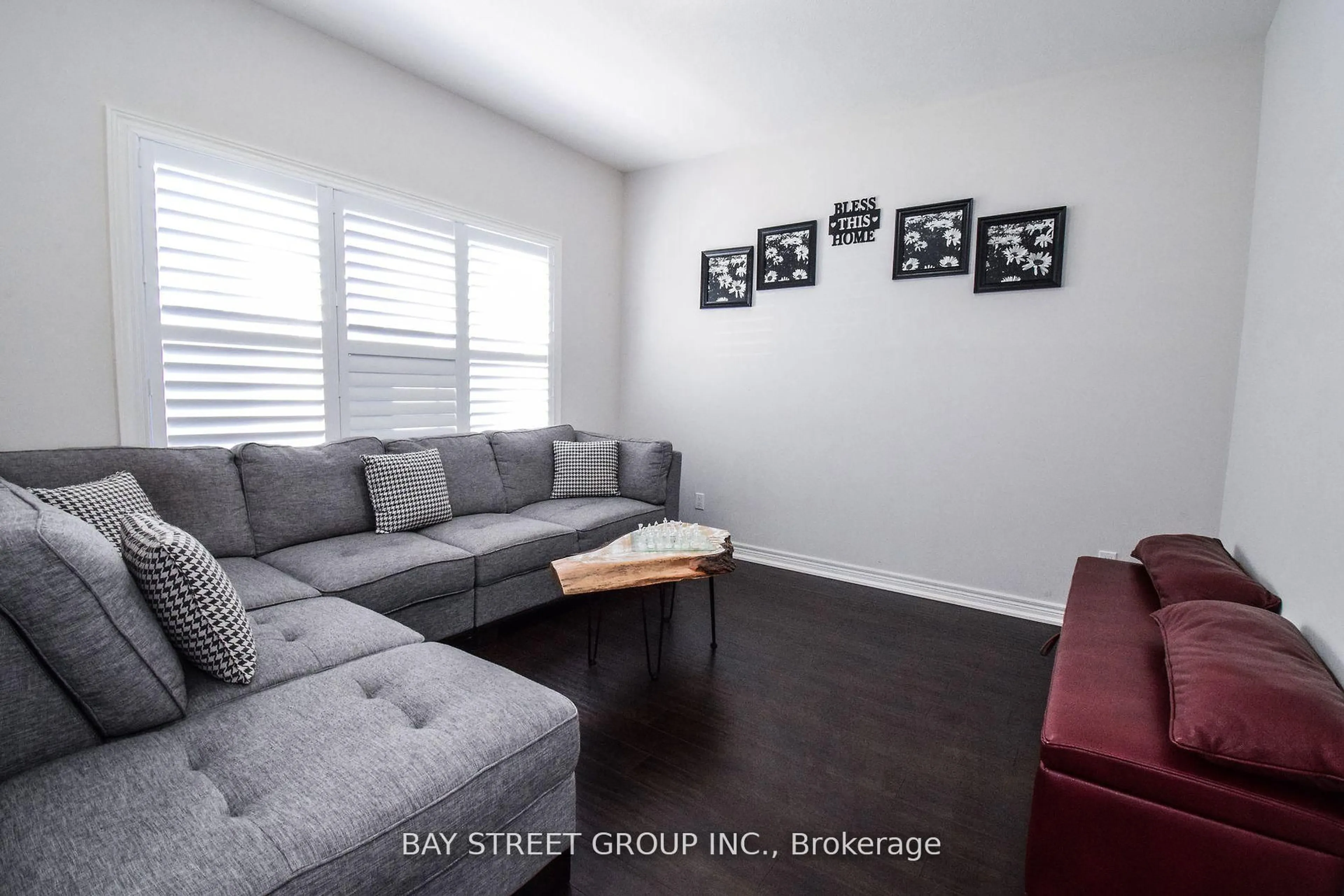 Living room with furniture, unknown for 490 Silverwood Ave, Welland Ontario L3C 0C6