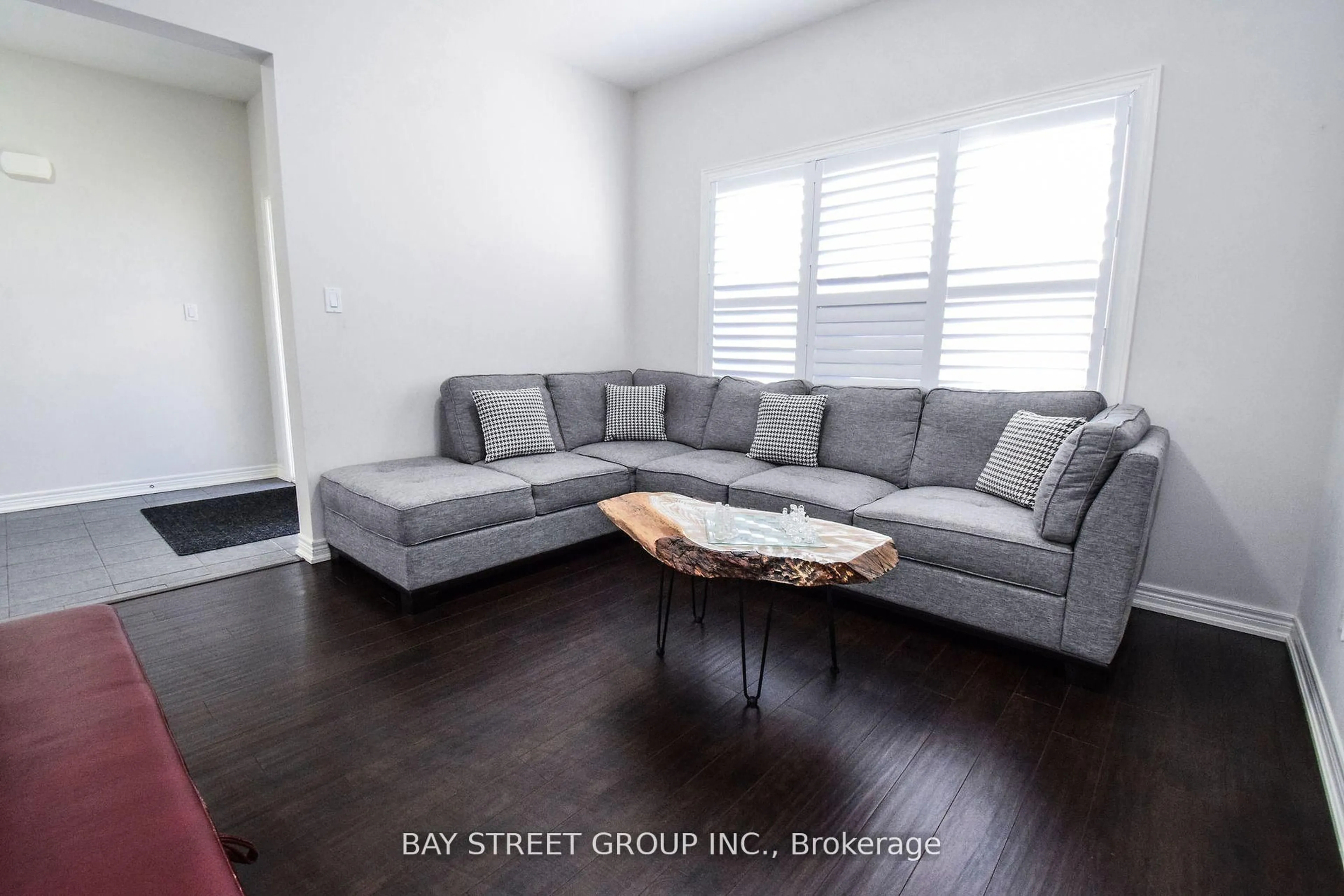 Living room with furniture, unknown for 490 Silverwood Ave, Welland Ontario L3C 0C6