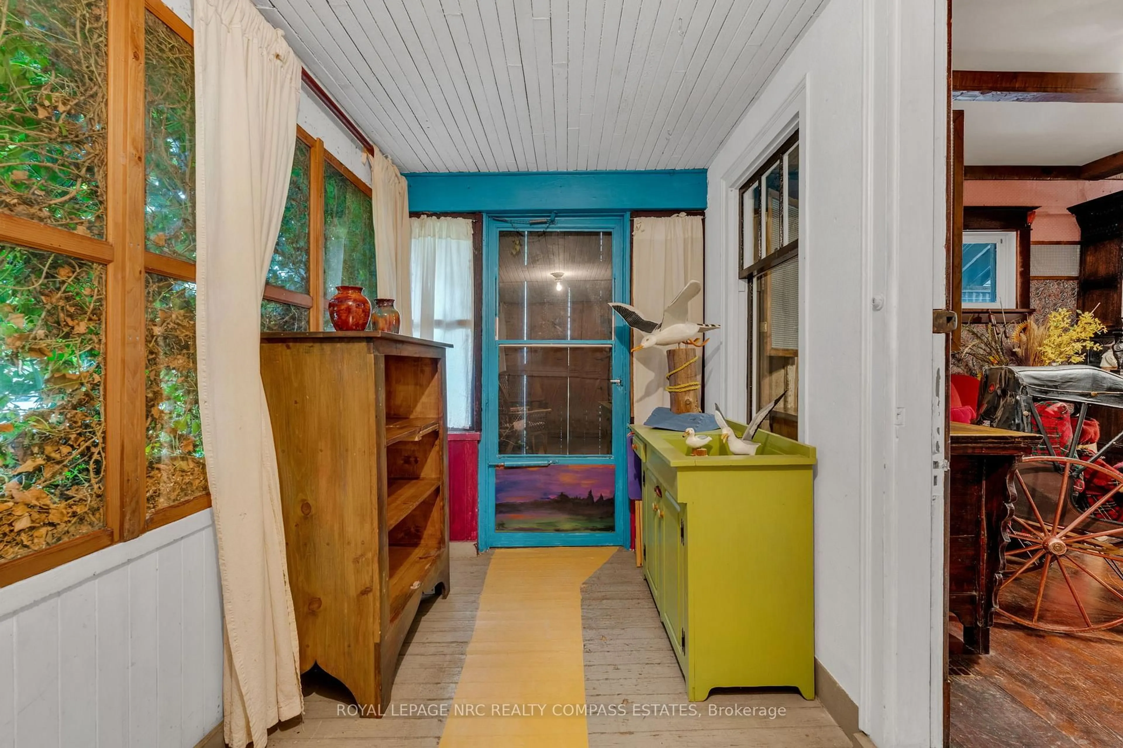 Indoor entryway for 4034 Victoria Ave, Lincoln Ontario L0R 2C0