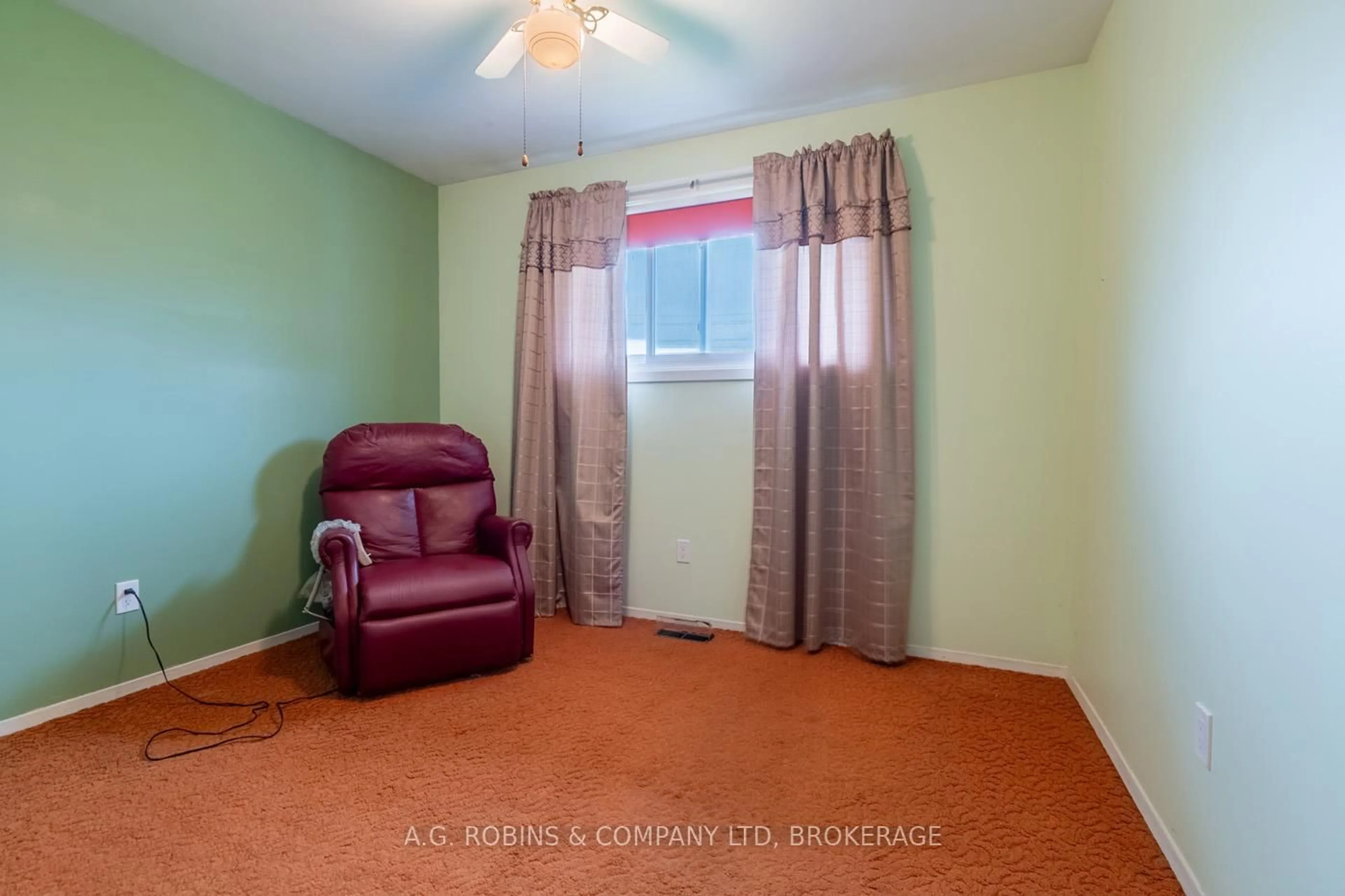 A pic of a room for 8 Madison St, Fort Erie Ontario L2A 3Z8