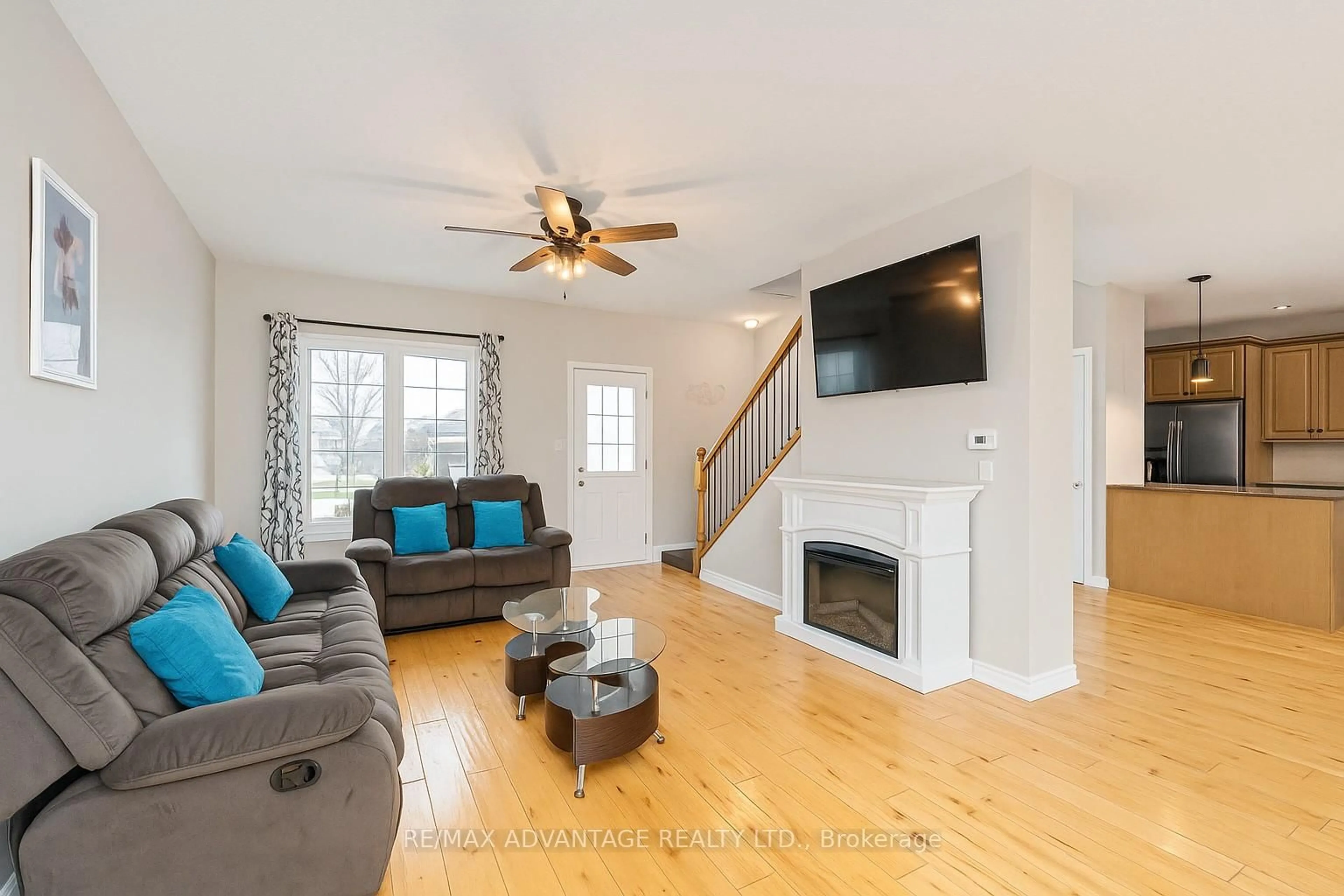 Living room with furniture, wood/laminate floor for 125 Deborah Dr, Strathroy-Caradoc Ontario N7G 4E2