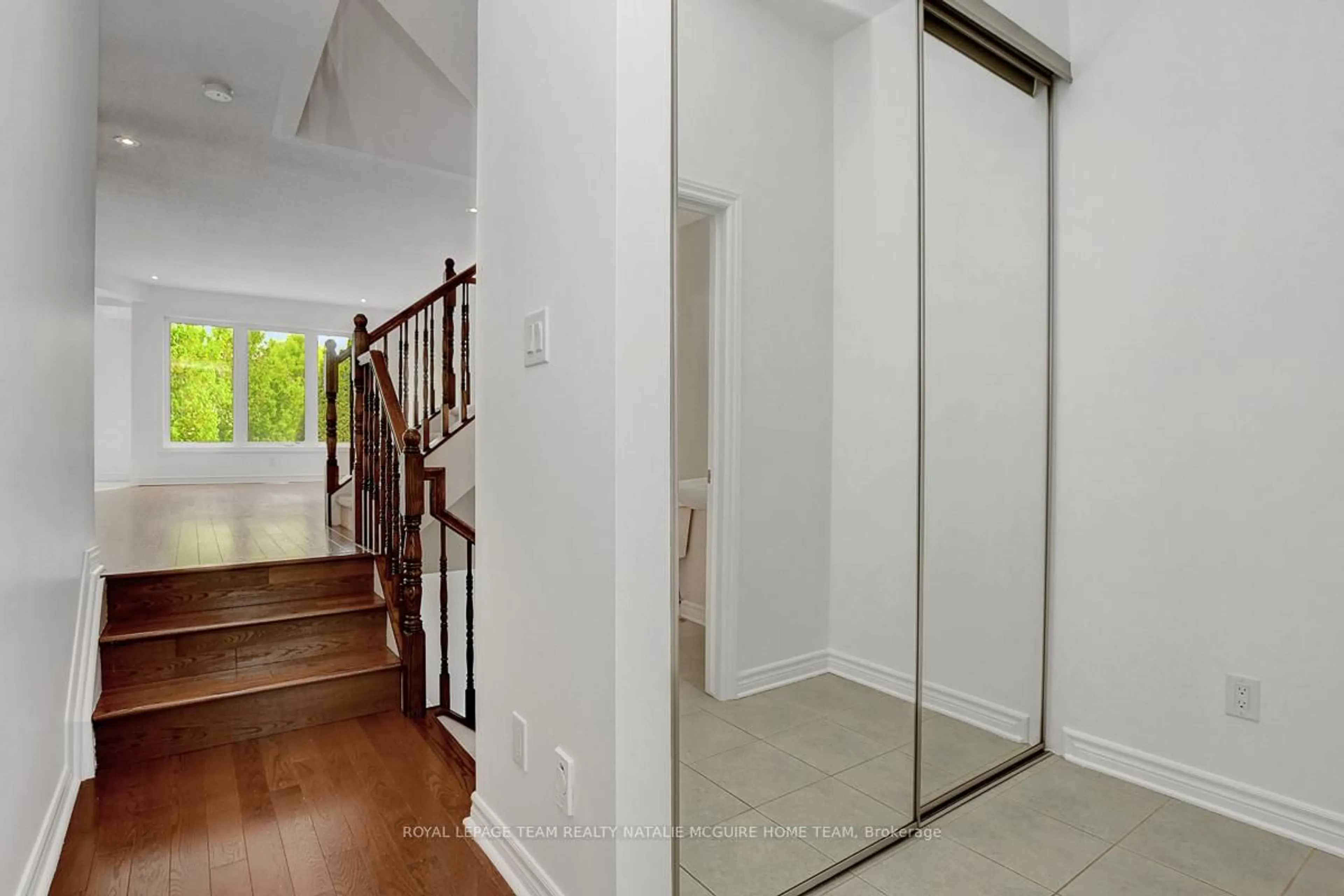 Indoor foyer for 114 WOODMILL Terr, Ottawa Ontario K2K 0B8