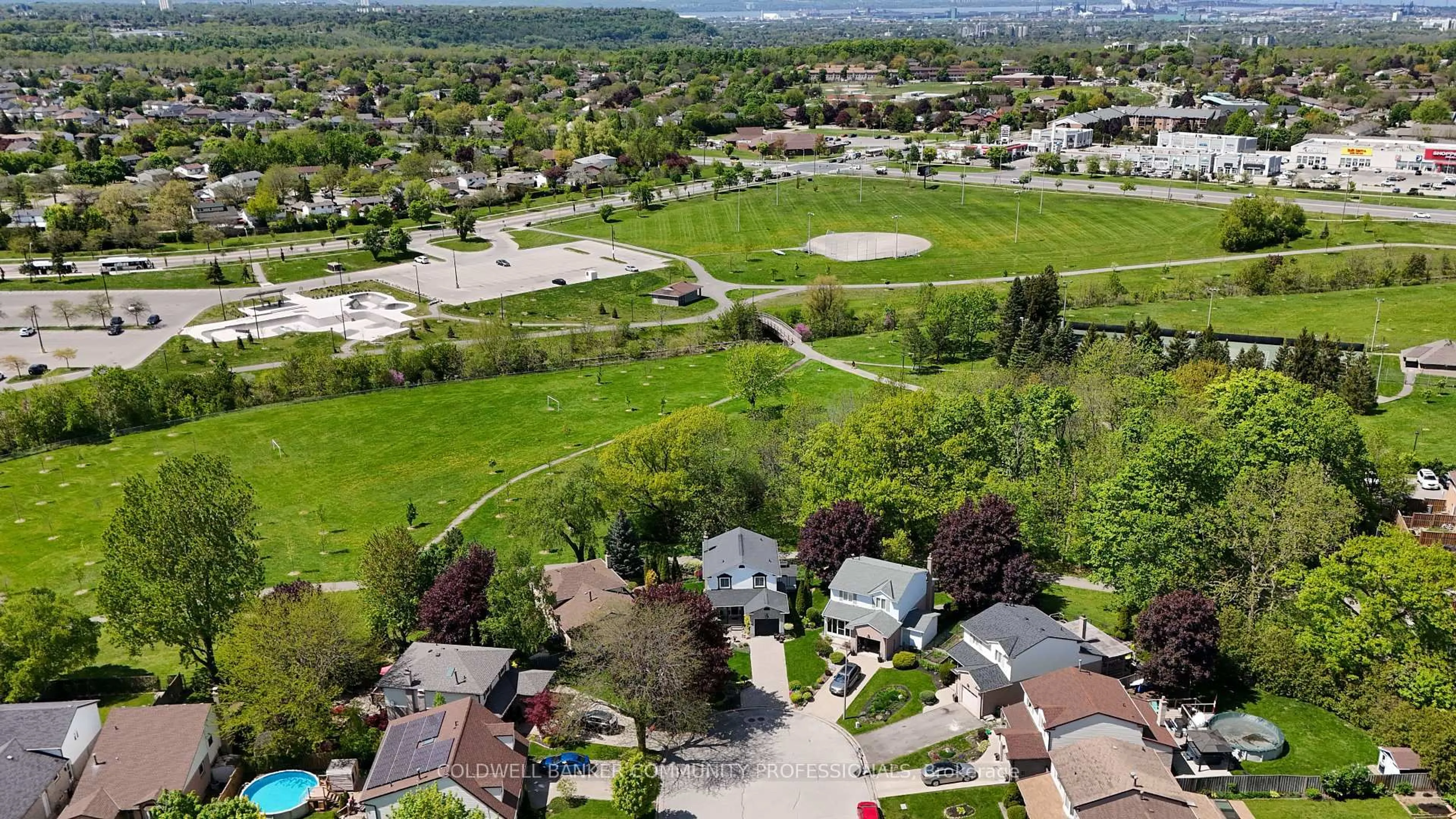 A pic from outside/outdoor area/front of a property/back of a property/a pic from drone, street for 44 Vesper Crt, Hamilton Ontario L8J 2B5