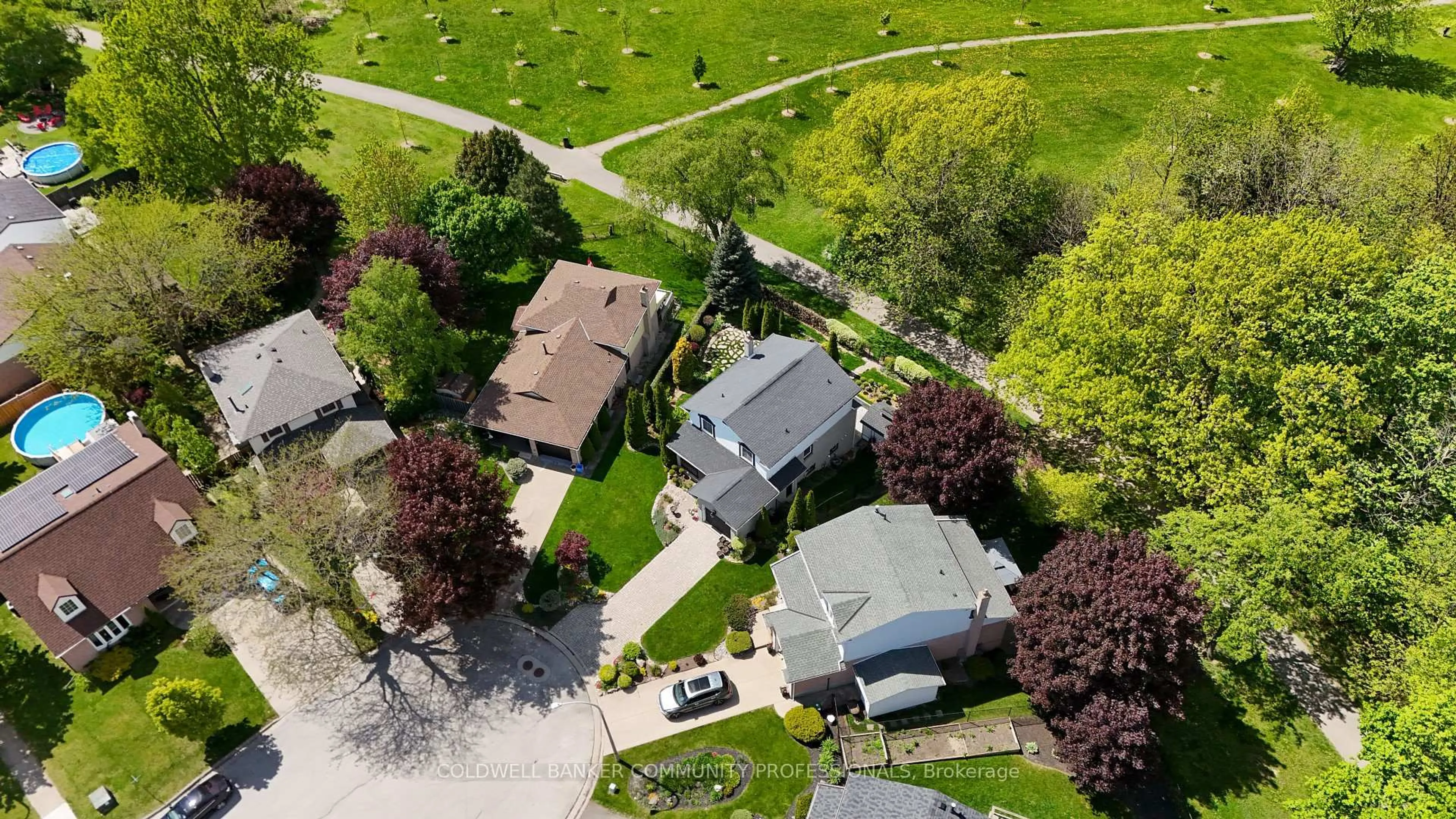 A pic from outside/outdoor area/front of a property/back of a property/a pic from drone, street for 44 Vesper Crt, Hamilton Ontario L8J 2B5
