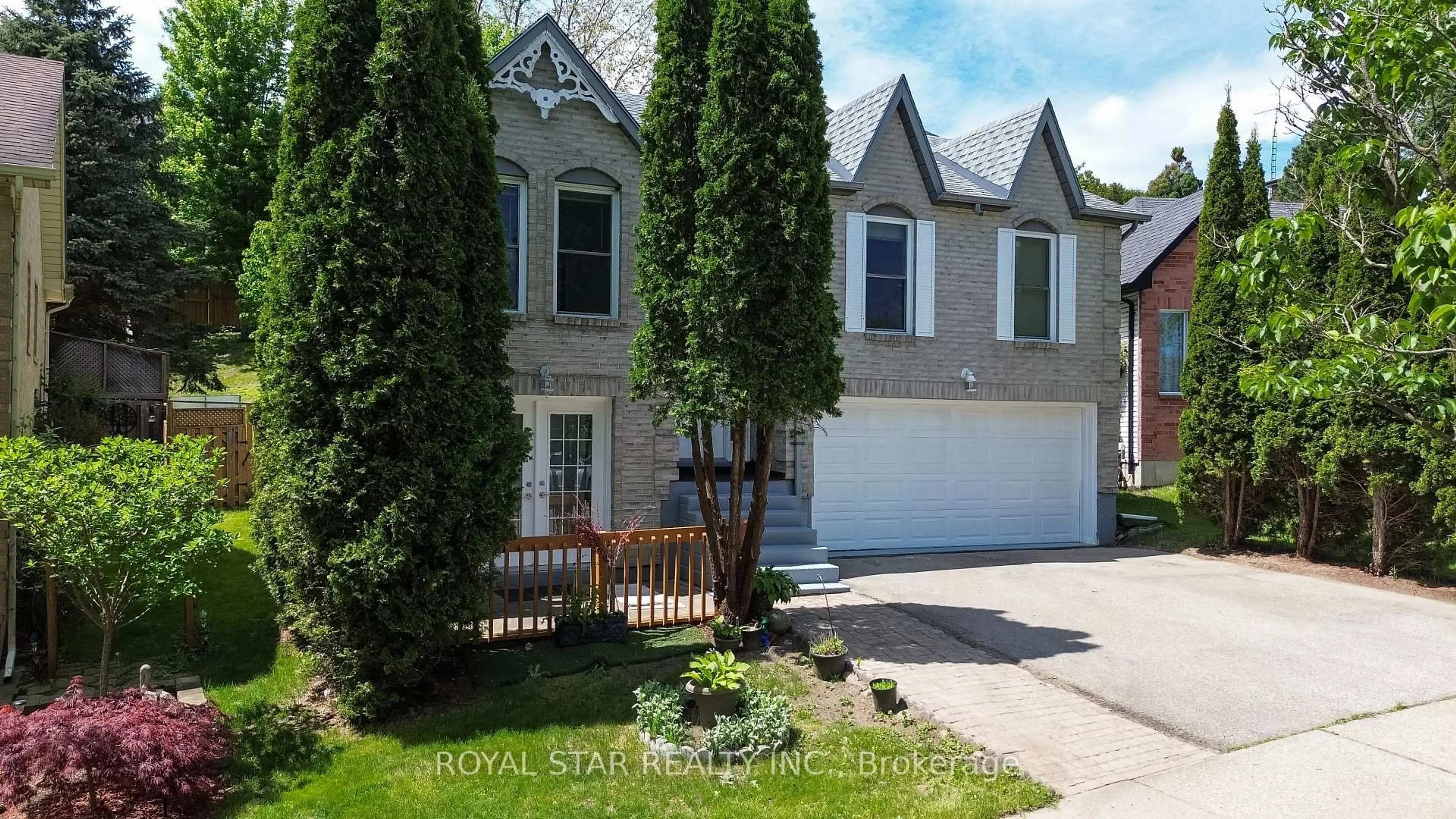 Home with vinyl exterior material, street for 17 Evergreen Crt, Brantford Ontario N3T 6T5