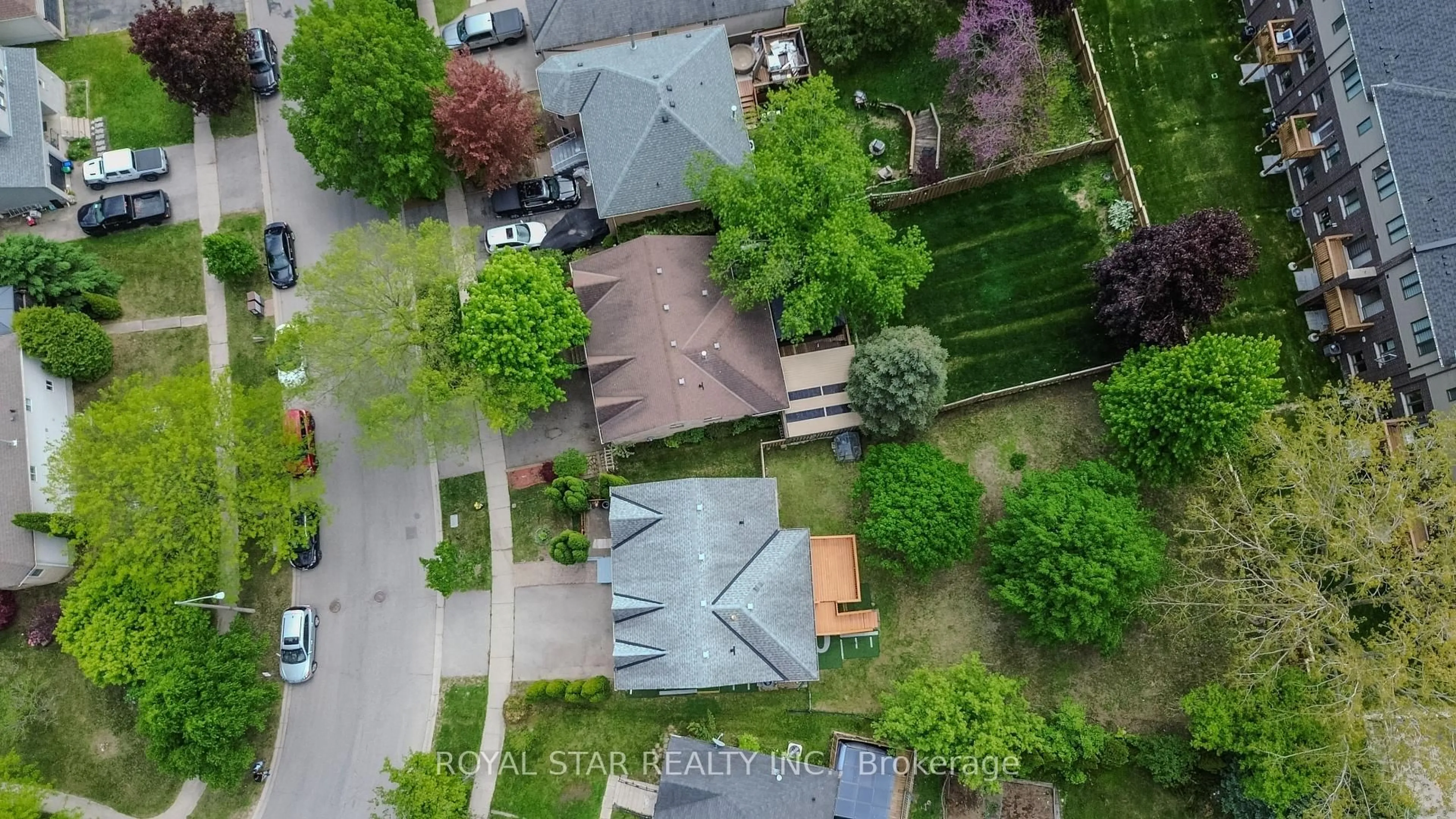 A pic from outside/outdoor area/front of a property/back of a property/a pic from drone, street for 17 Evergreen Crt, Brantford Ontario N3T 6T5