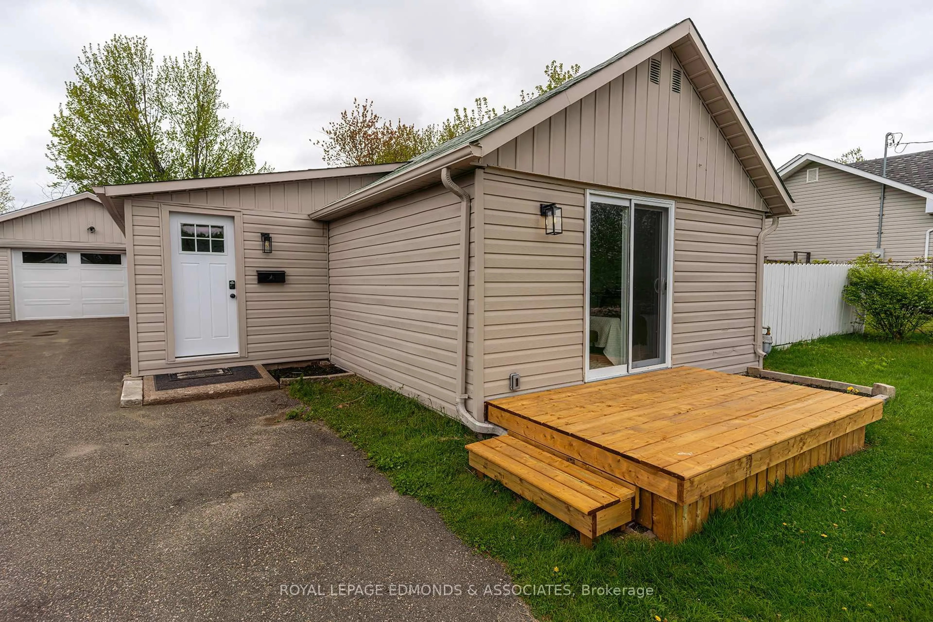 Unknown for 3 Ethel St, Petawawa Ontario K8H 2B7