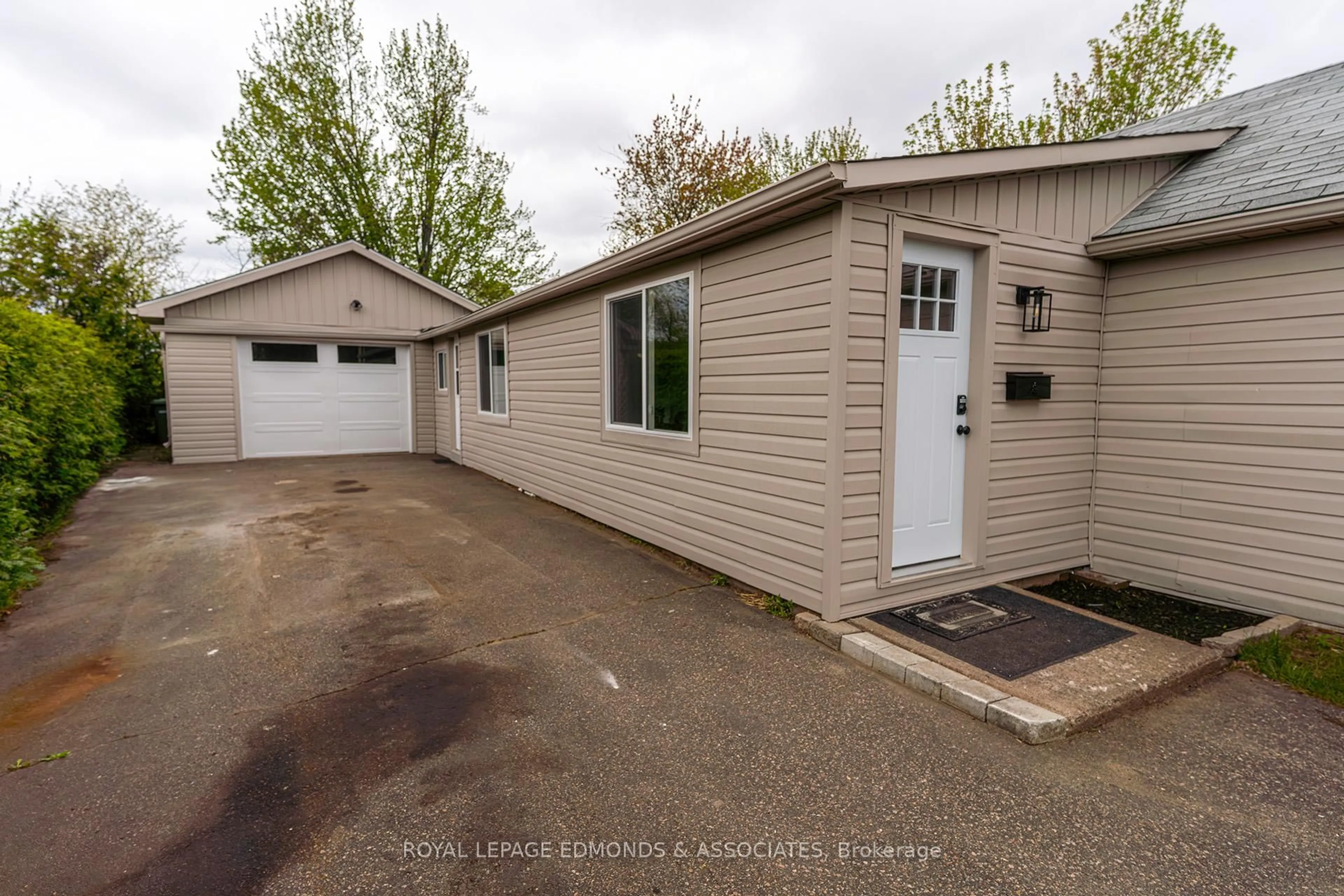 Unknown for 3 Ethel St, Petawawa Ontario K8H 2B7