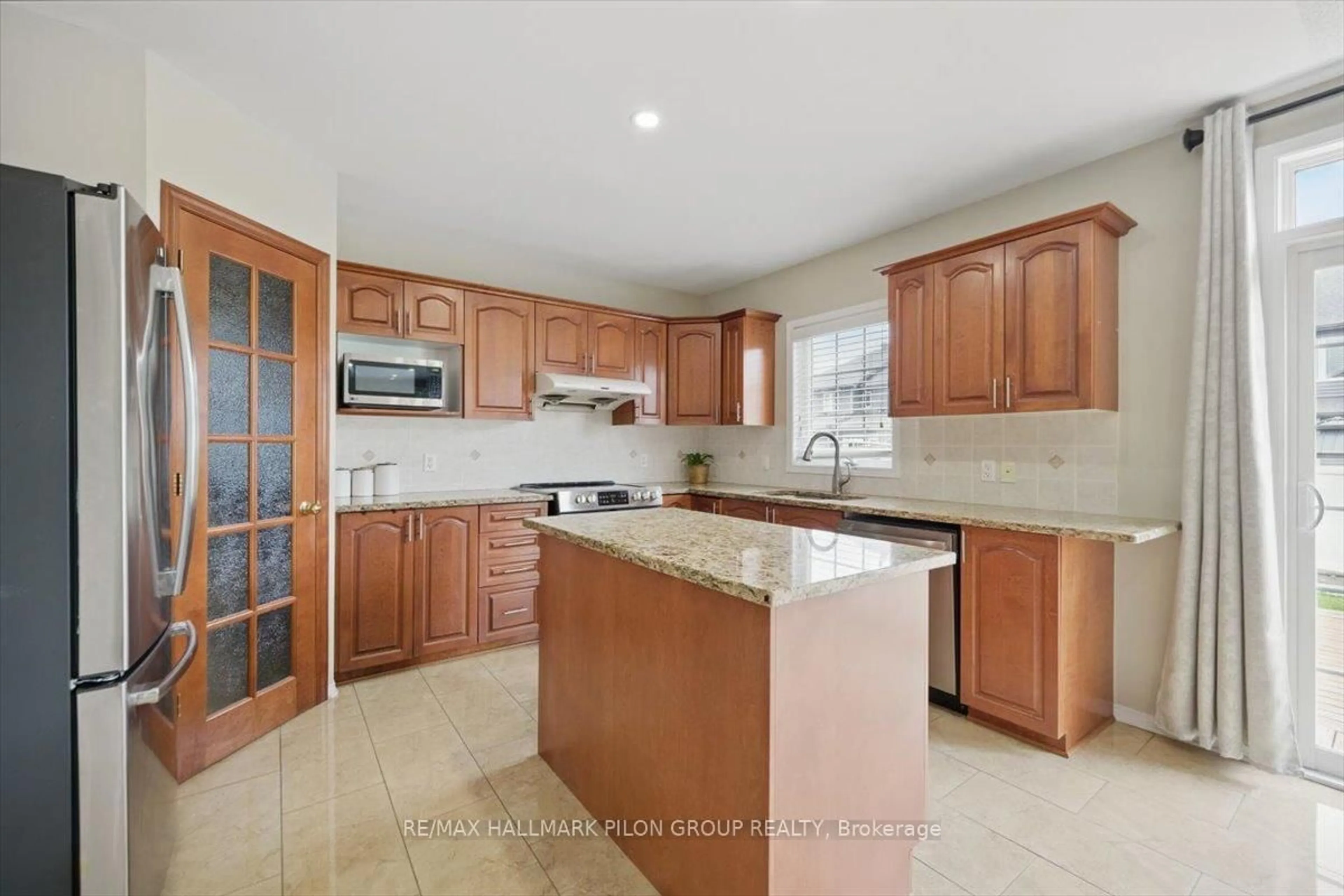 Standard kitchen, ceramic/tile floor for 247 Lucinda Cres, Ottawa Ontario K1W 0A3