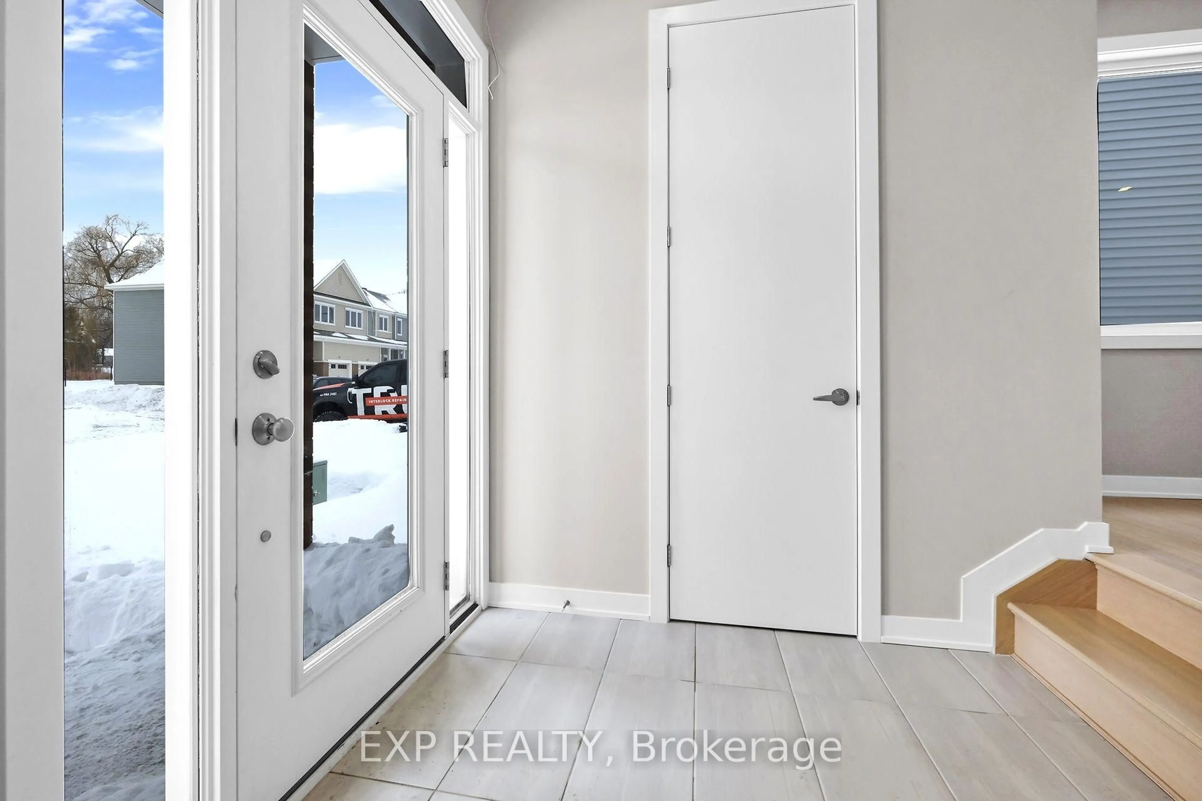 Indoor entryway for 98 PIZZICATO St, Ottawa Ontario K1C 7G4