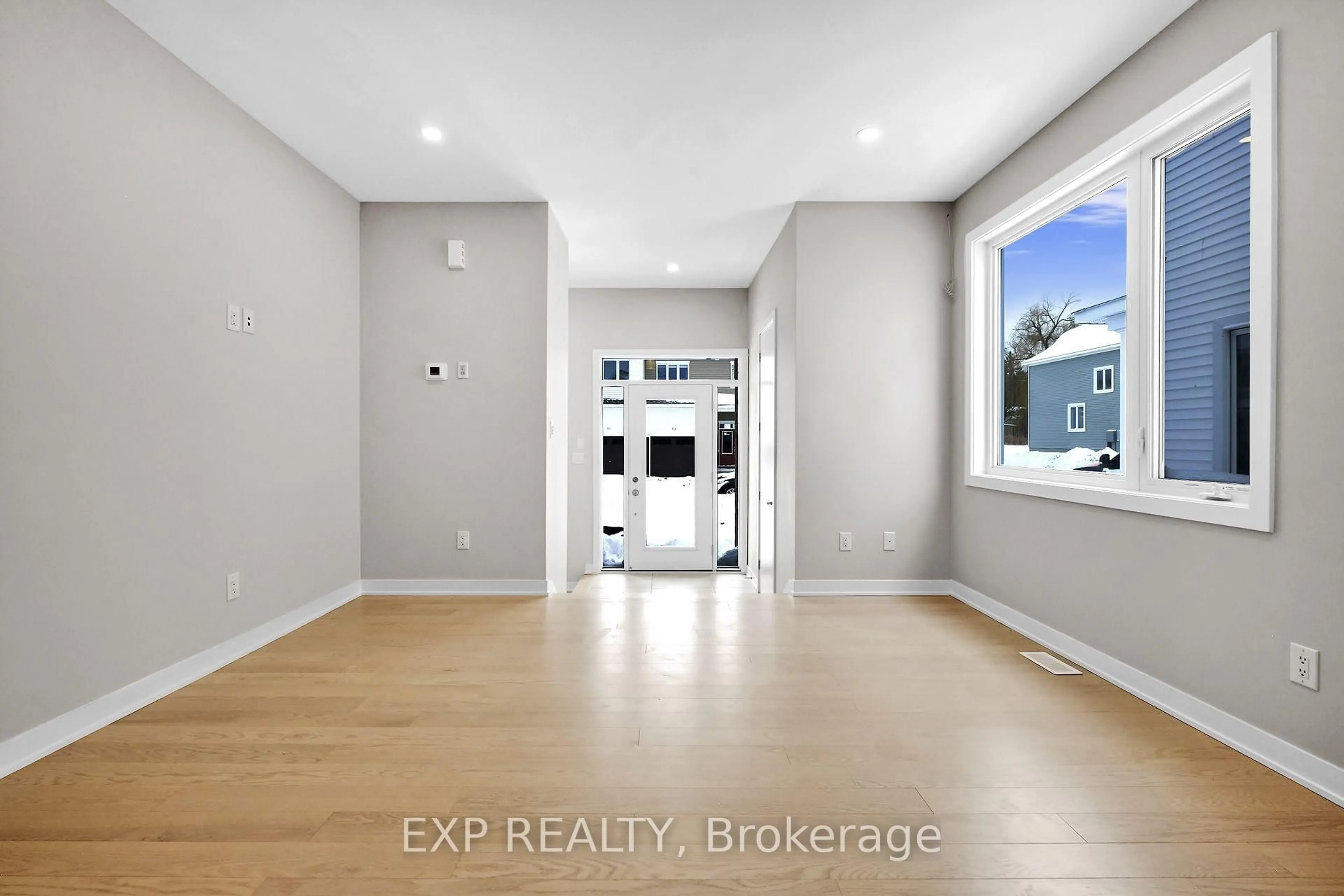 Indoor entryway for 98 PIZZICATO St, Ottawa Ontario K1C 7G4