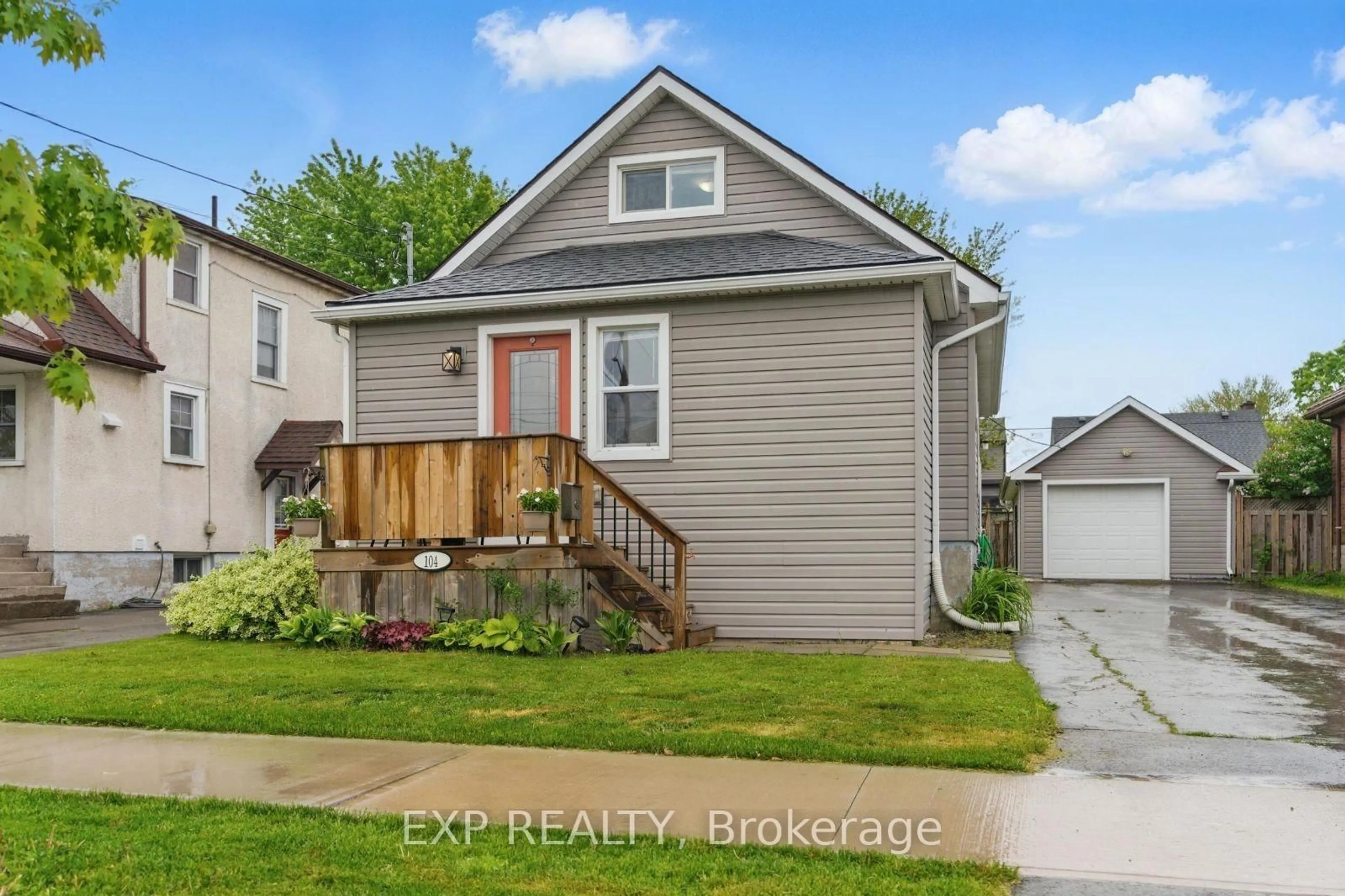 Home with vinyl exterior material, street for 104 SCHOLFIELD Ave, Welland Ontario L3B 1N5