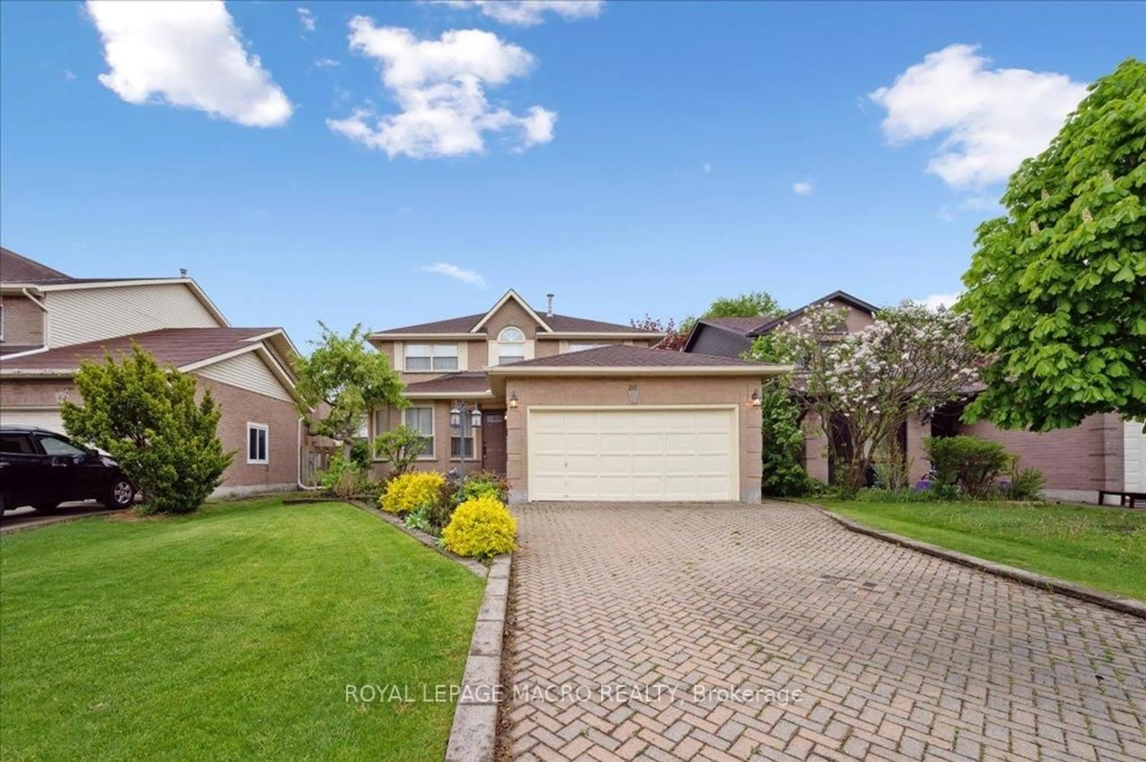 A pic from outside/outdoor area/front of a property/back of a property/a pic from drone, street for 211 Rushdale Dr, Hamilton Ontario L8W 2Z5