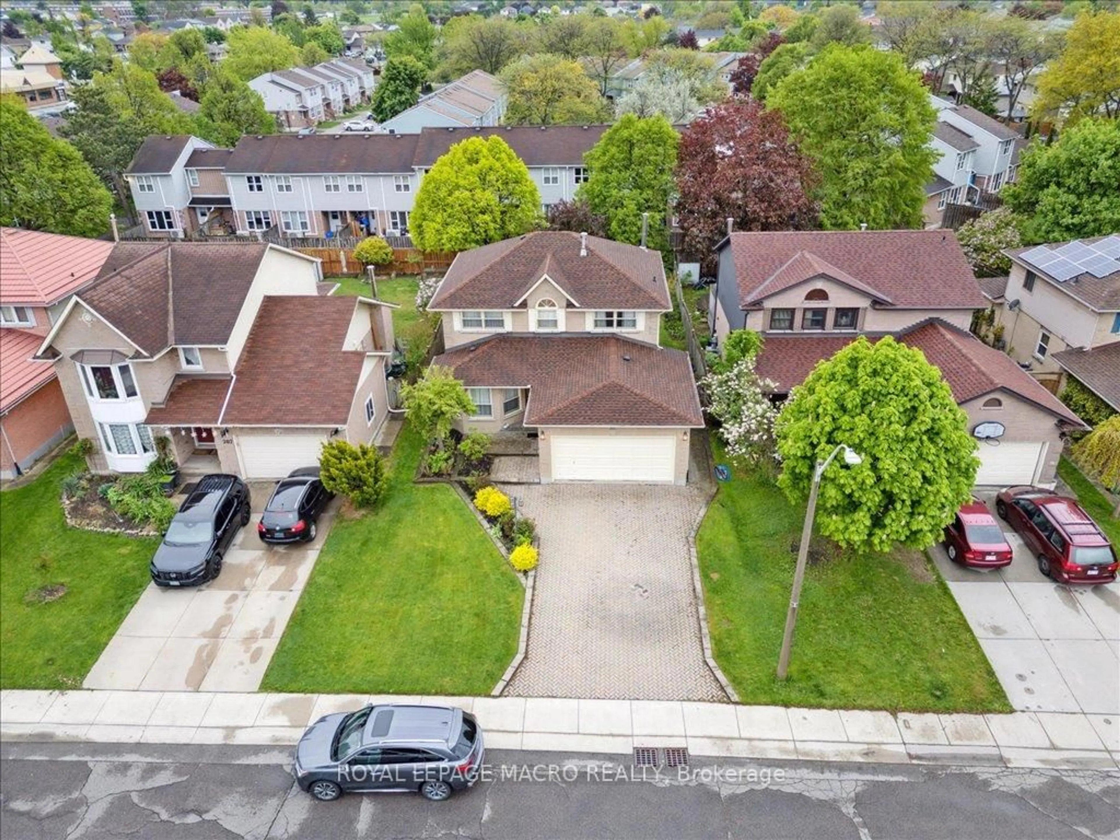 A pic from outside/outdoor area/front of a property/back of a property/a pic from drone, street for 211 Rushdale Dr, Hamilton Ontario L8W 2Z5