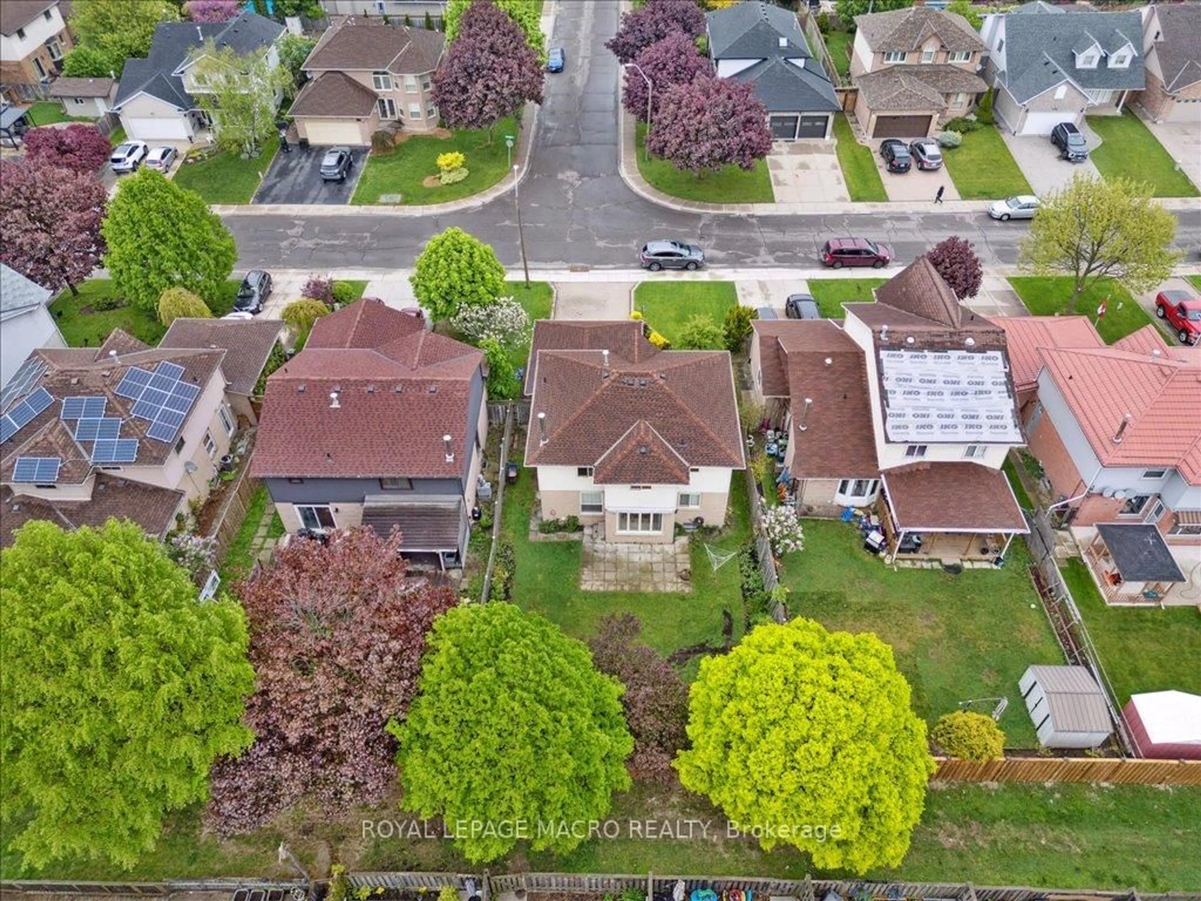 A pic from outside/outdoor area/front of a property/back of a property/a pic from drone, street for 211 Rushdale Dr, Hamilton Ontario L8W 2Z5