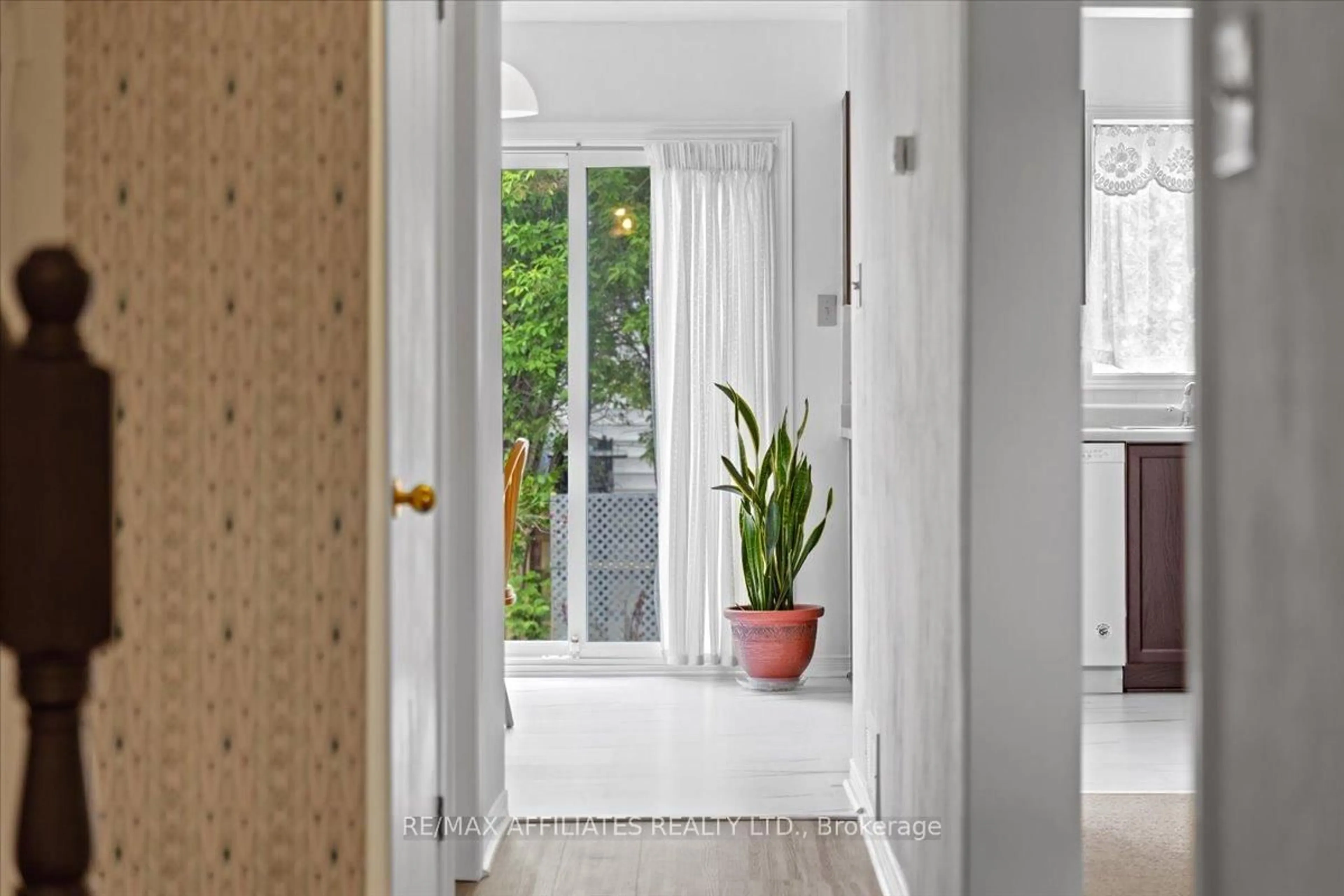 Indoor entryway for 51 Newport Cres, Ottawa Ontario K1T 3M2