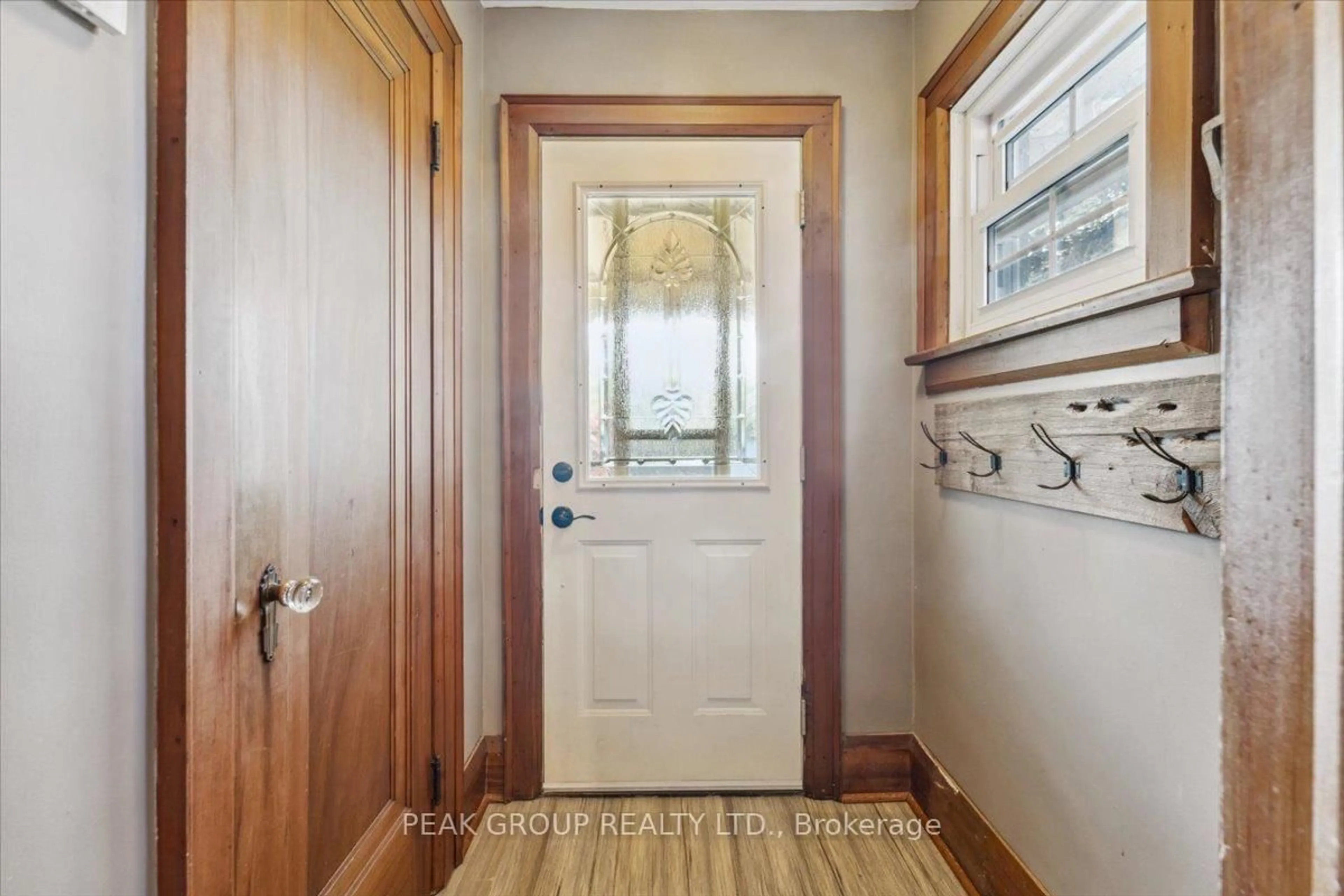 Indoor entryway for 5778 Mouland Ave, Niagara Falls Ontario L2G 5N7