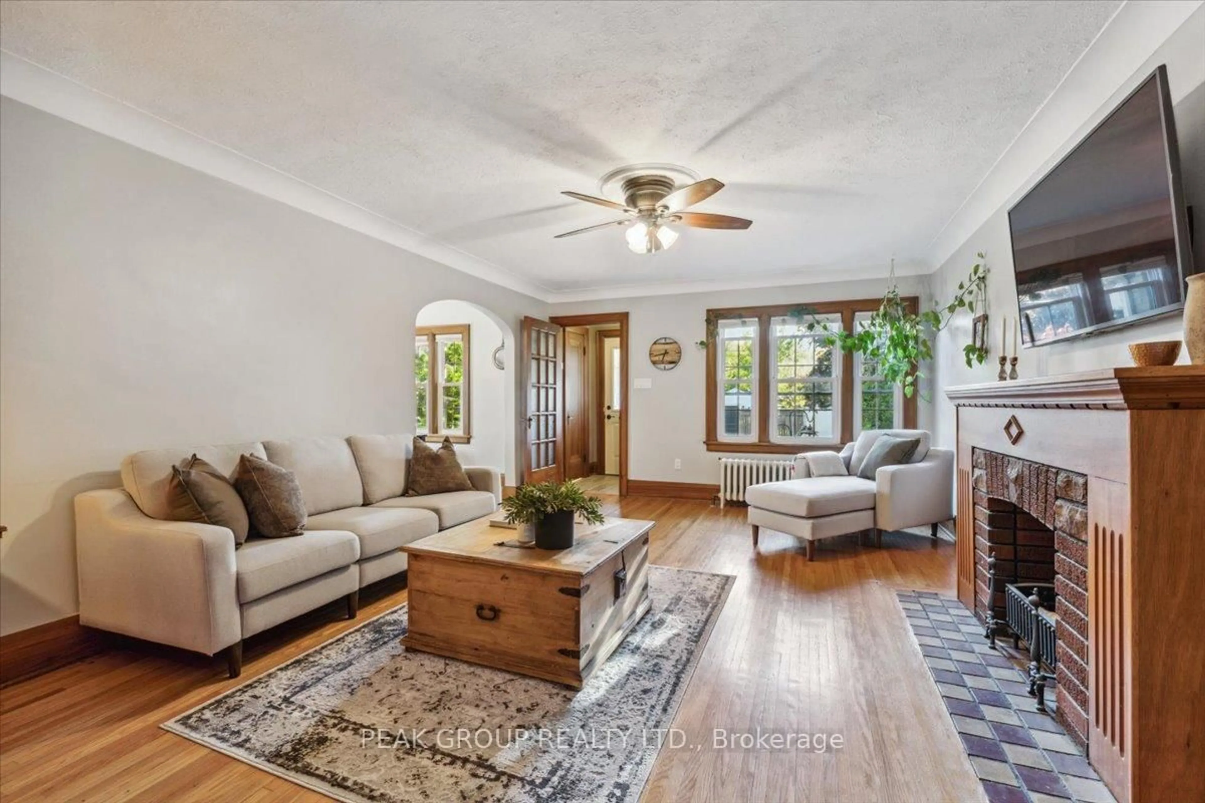 Living room with furniture, unknown for 5778 Mouland Ave, Niagara Falls Ontario L2G 5N7