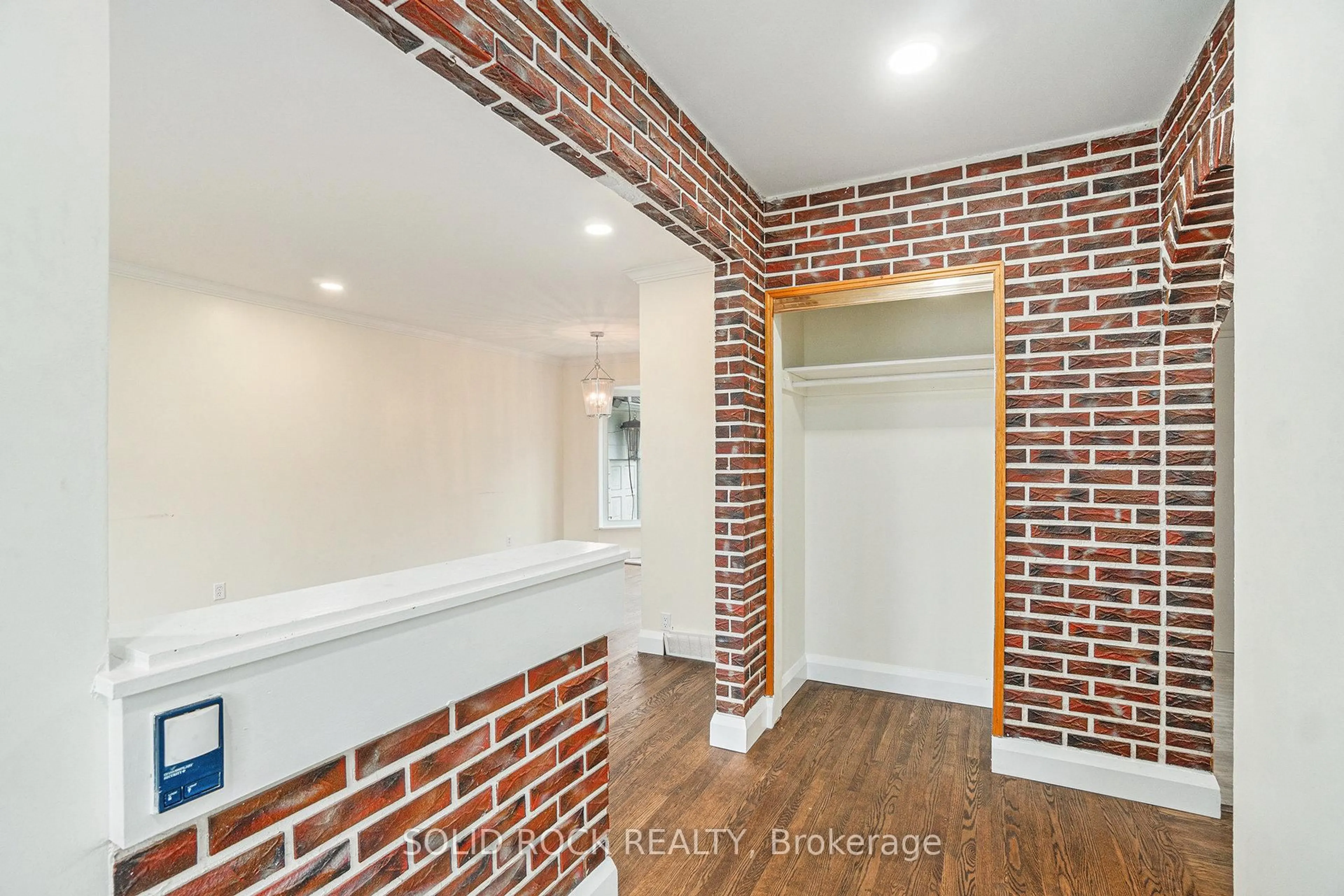 Indoor entryway for 196 Morrena Rd, Kanata Ontario K2L 1E1