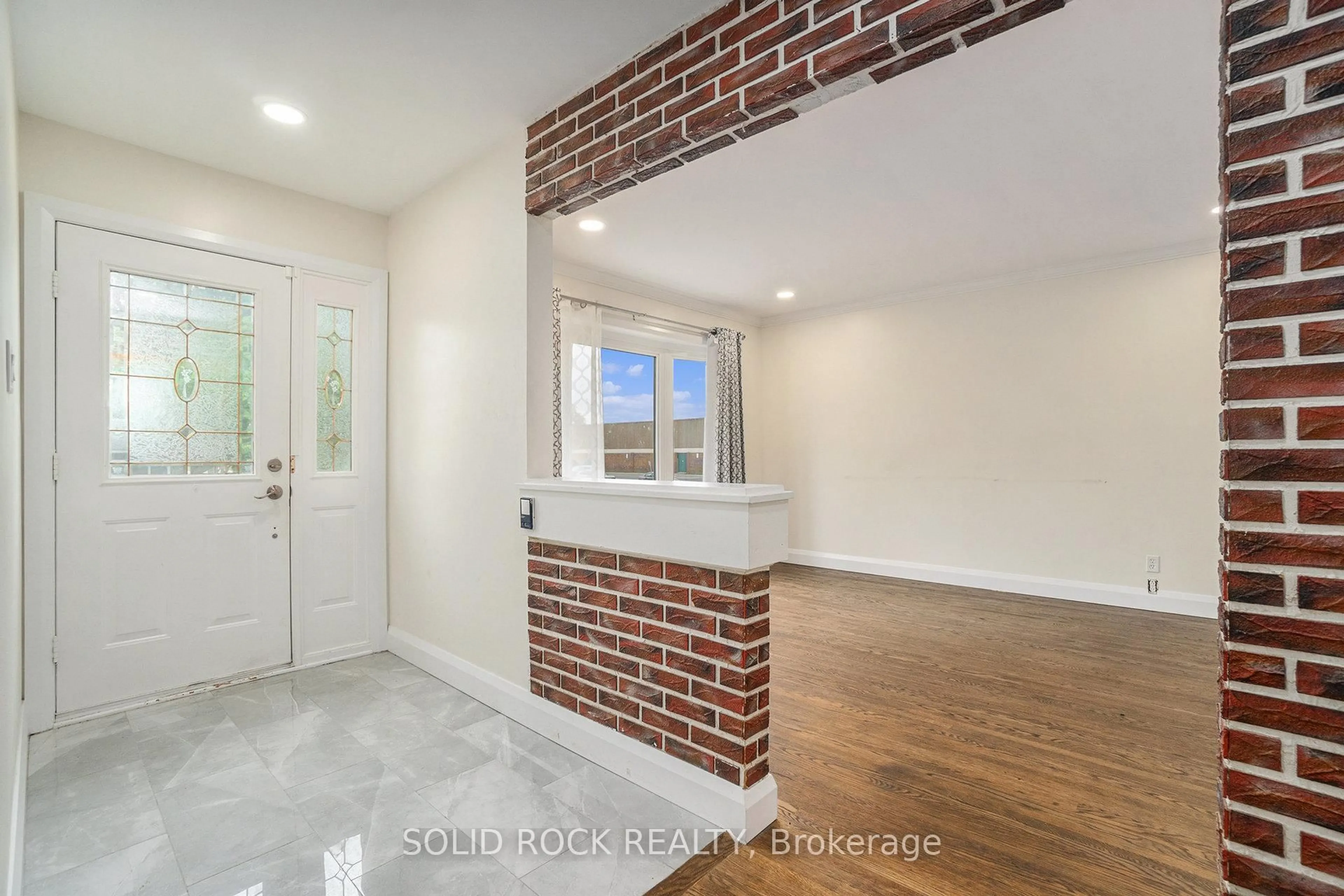 Indoor entryway for 196 Morrena Rd, Kanata Ontario K2L 1E1