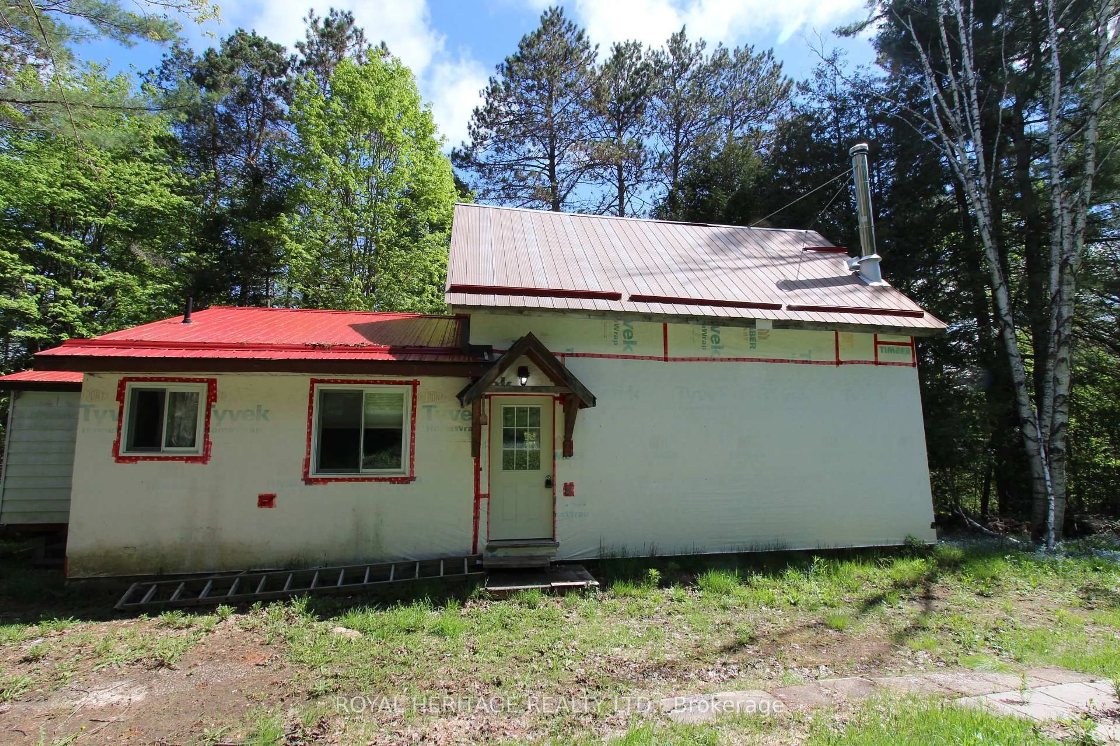 A pic from outside/outdoor area/front of a property/back of a property/a pic from drone, building for 1059 TORTOISE Dr, Highlands East Ontario K0L 3C0