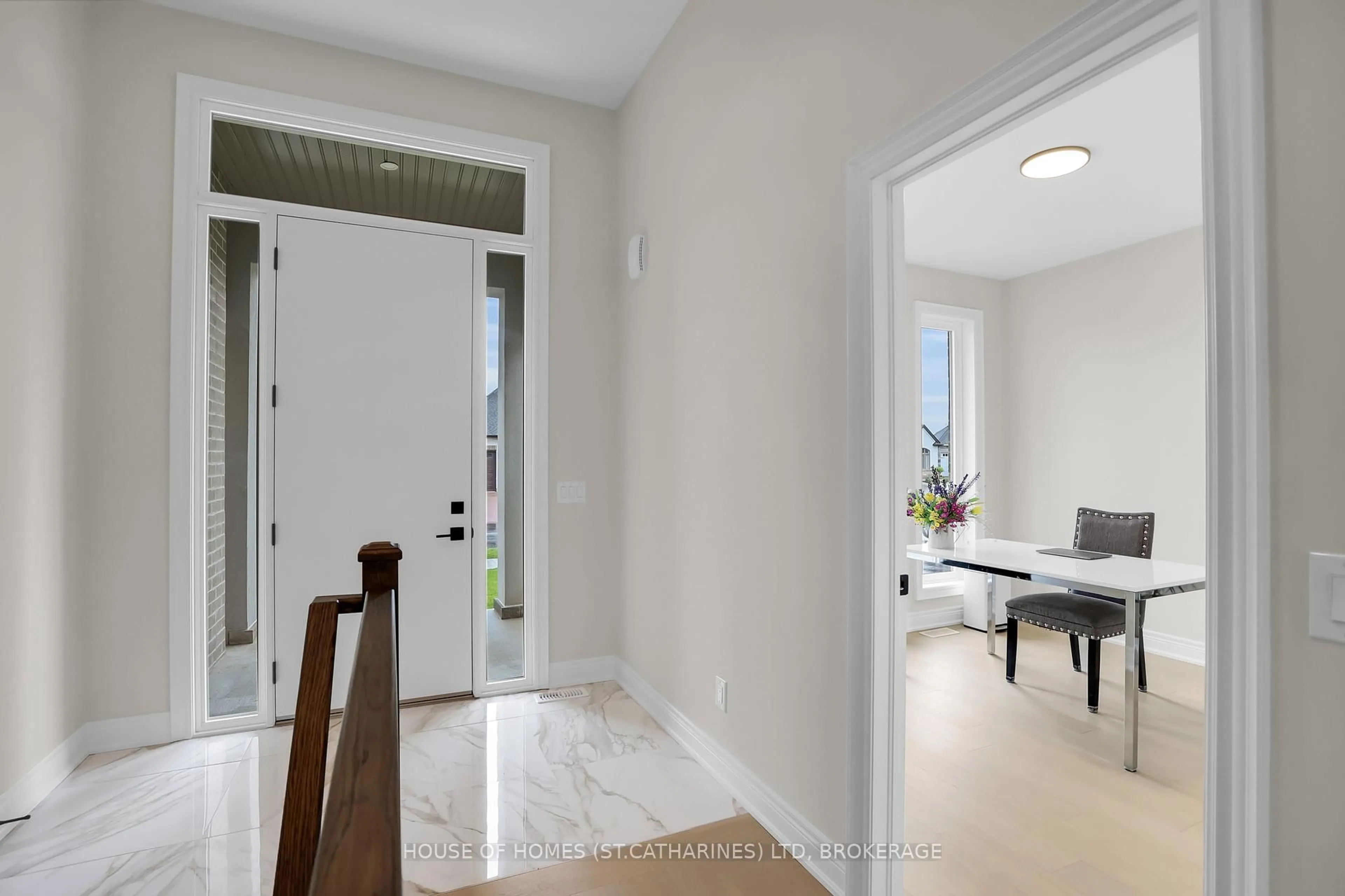 Indoor entryway for 4183 Village Creek Dr, Fort Erie Ontario L0S 1S0