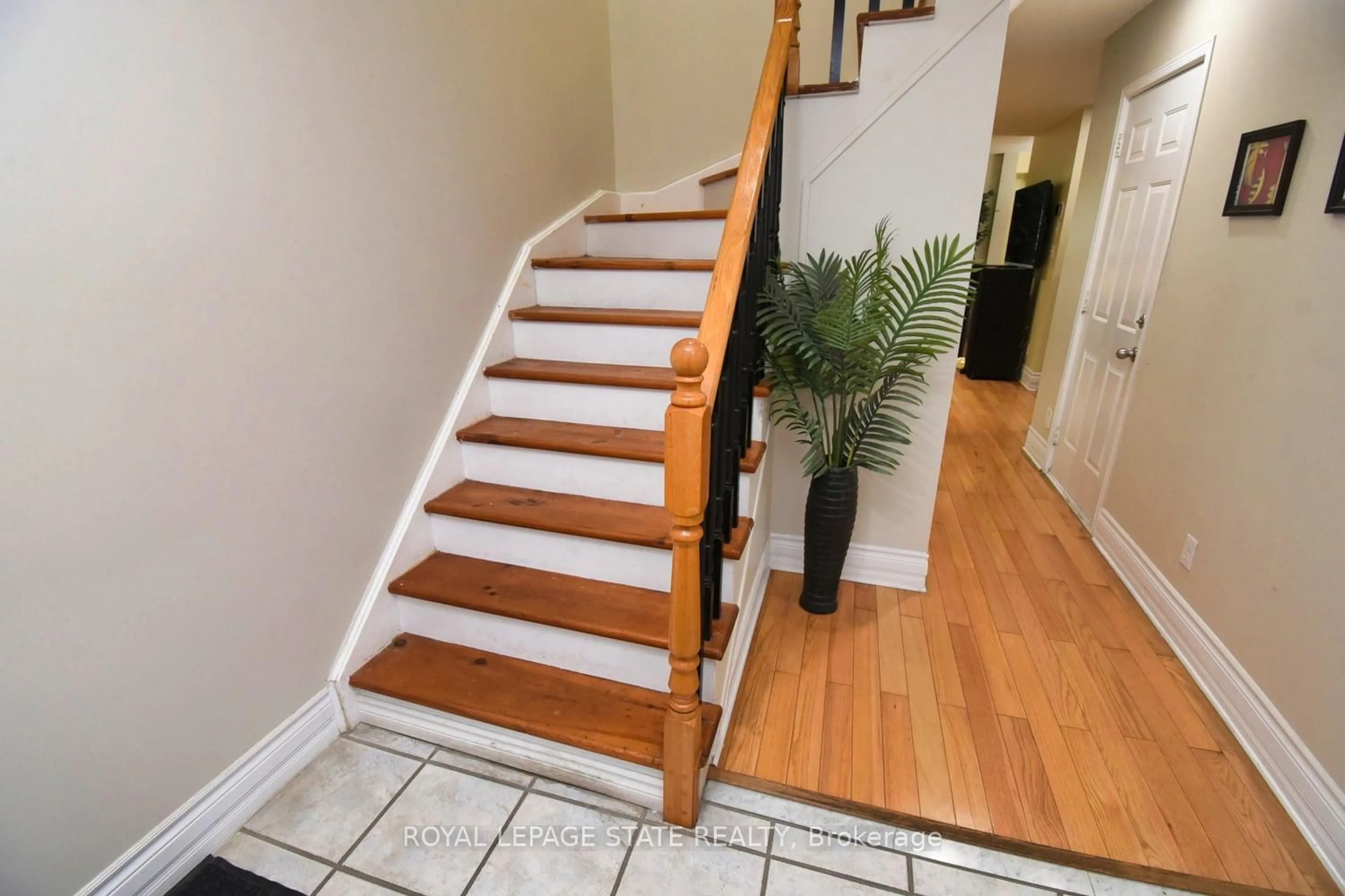 Stairs for 565 Rymal Rd #14, Hamilton Ontario L8W 3Y2