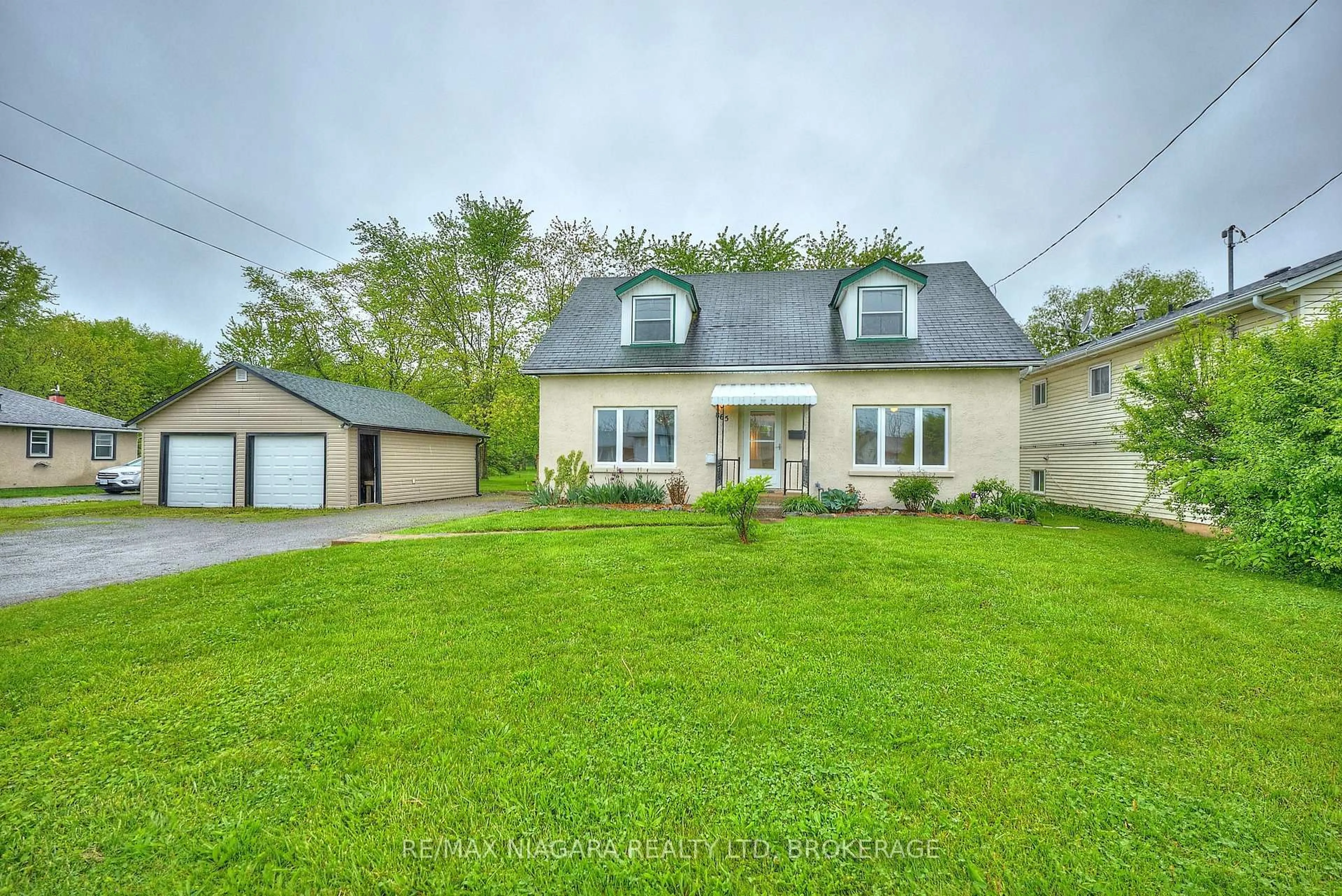 A pic from outside/outdoor area/front of a property/back of a property/a pic from drone, street for 865 Crescent Rd, Fort Erie Ontario L2A 4R5