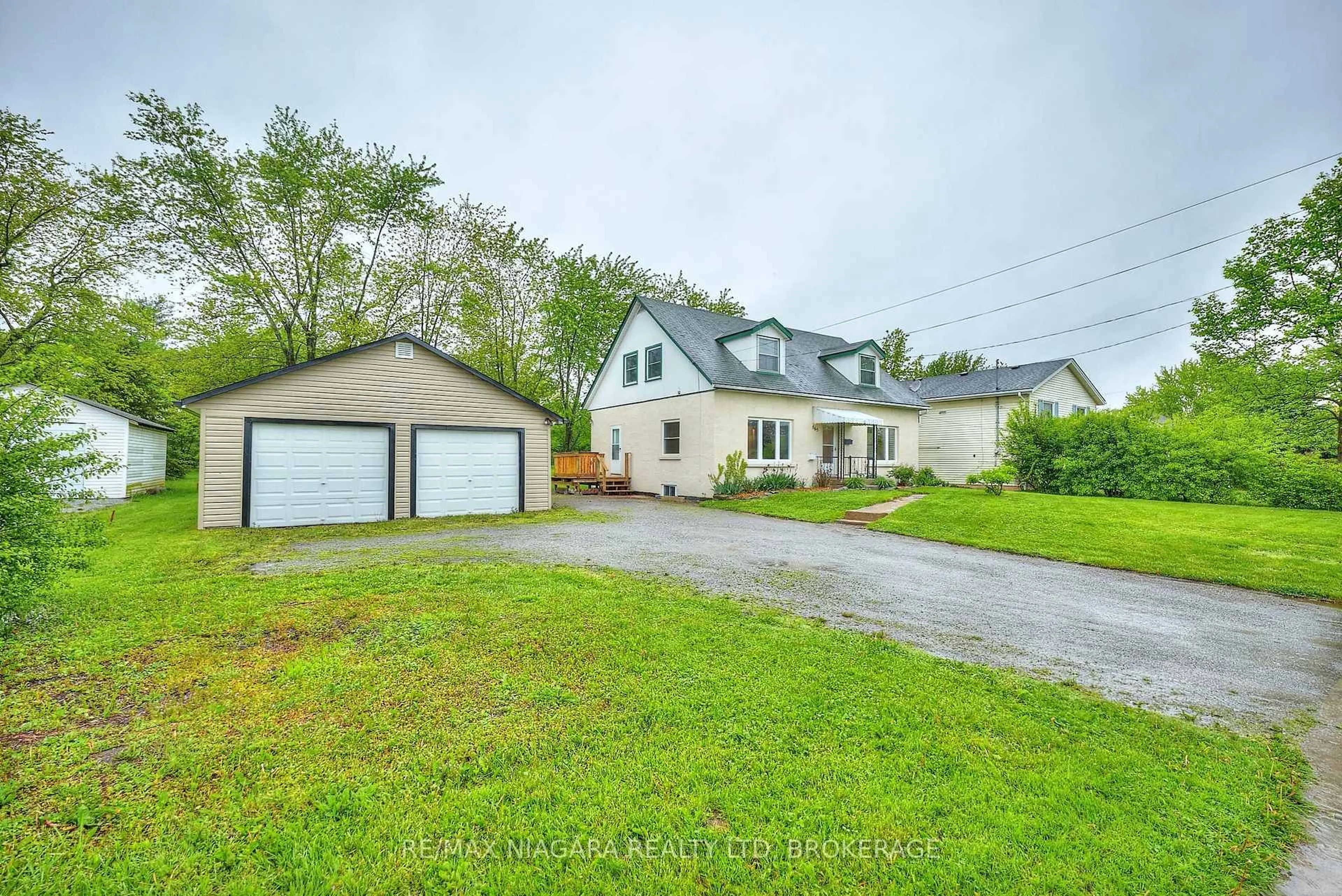 A pic from outside/outdoor area/front of a property/back of a property/a pic from drone, street for 865 Crescent Rd, Fort Erie Ontario L2A 4R5