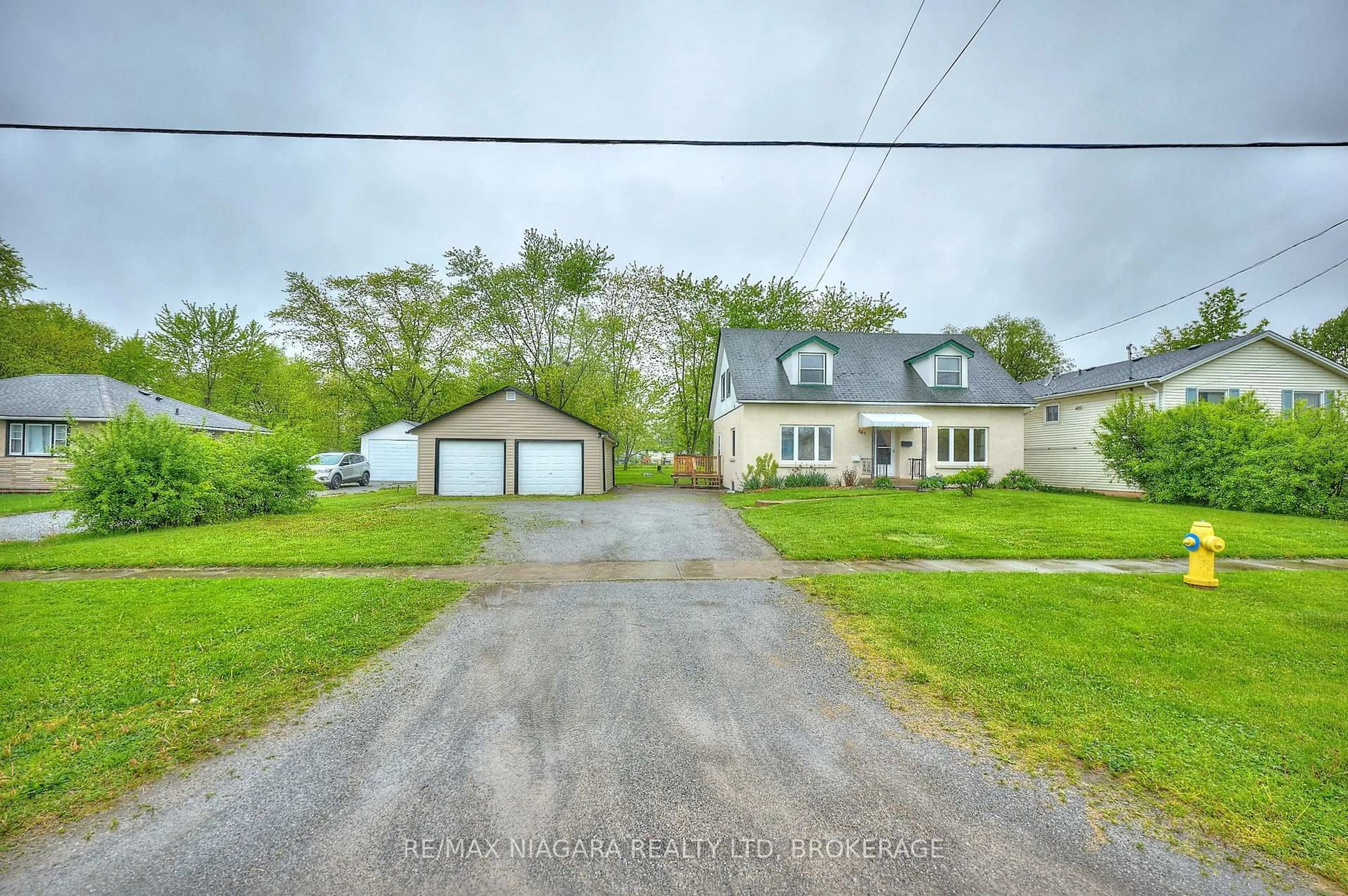 A pic from outside/outdoor area/front of a property/back of a property/a pic from drone, street for 865 Crescent Rd, Fort Erie Ontario L2A 4R5