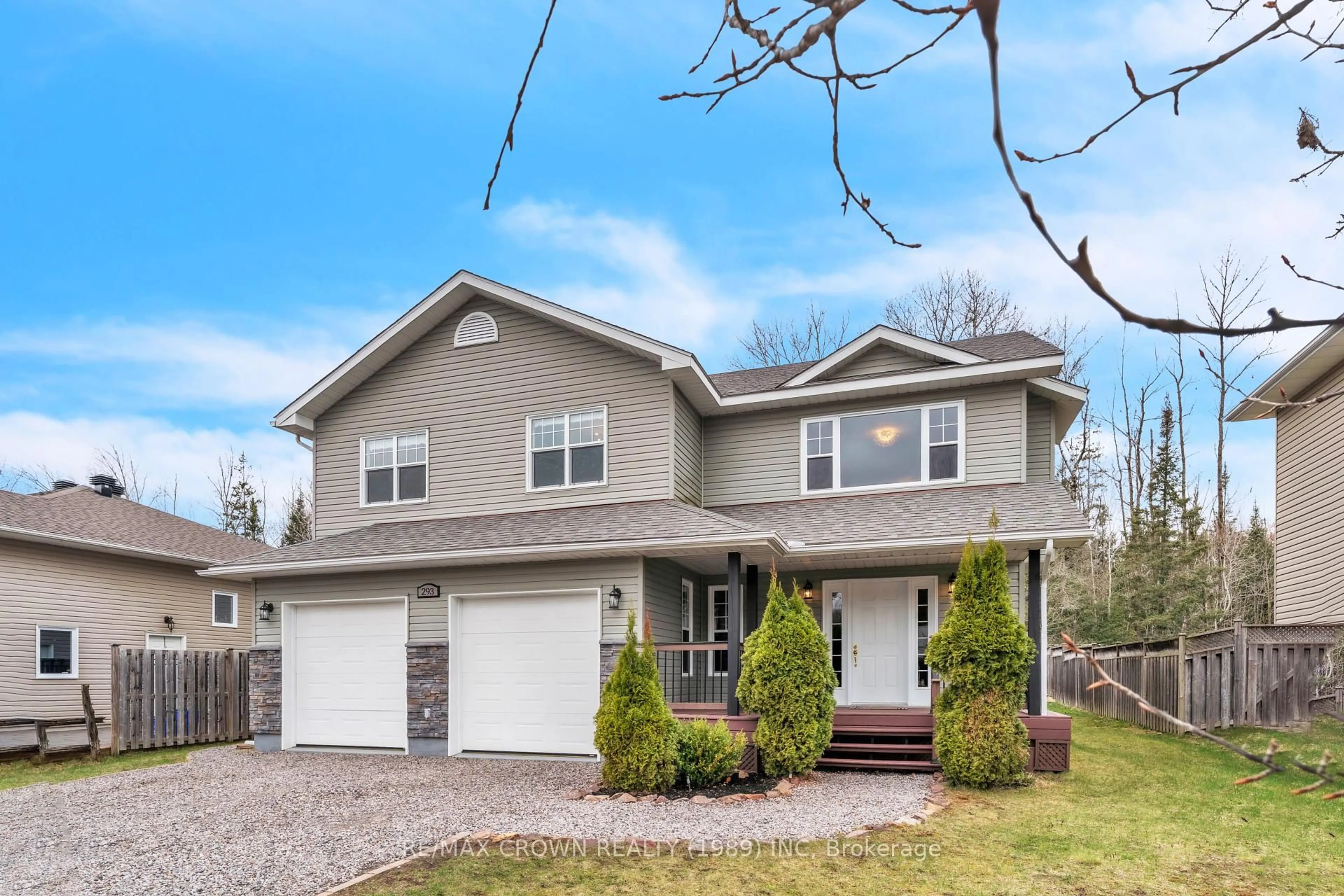 Home with vinyl exterior material, street for 293 Osprey Cres, Callander Ontario P0H 1H0