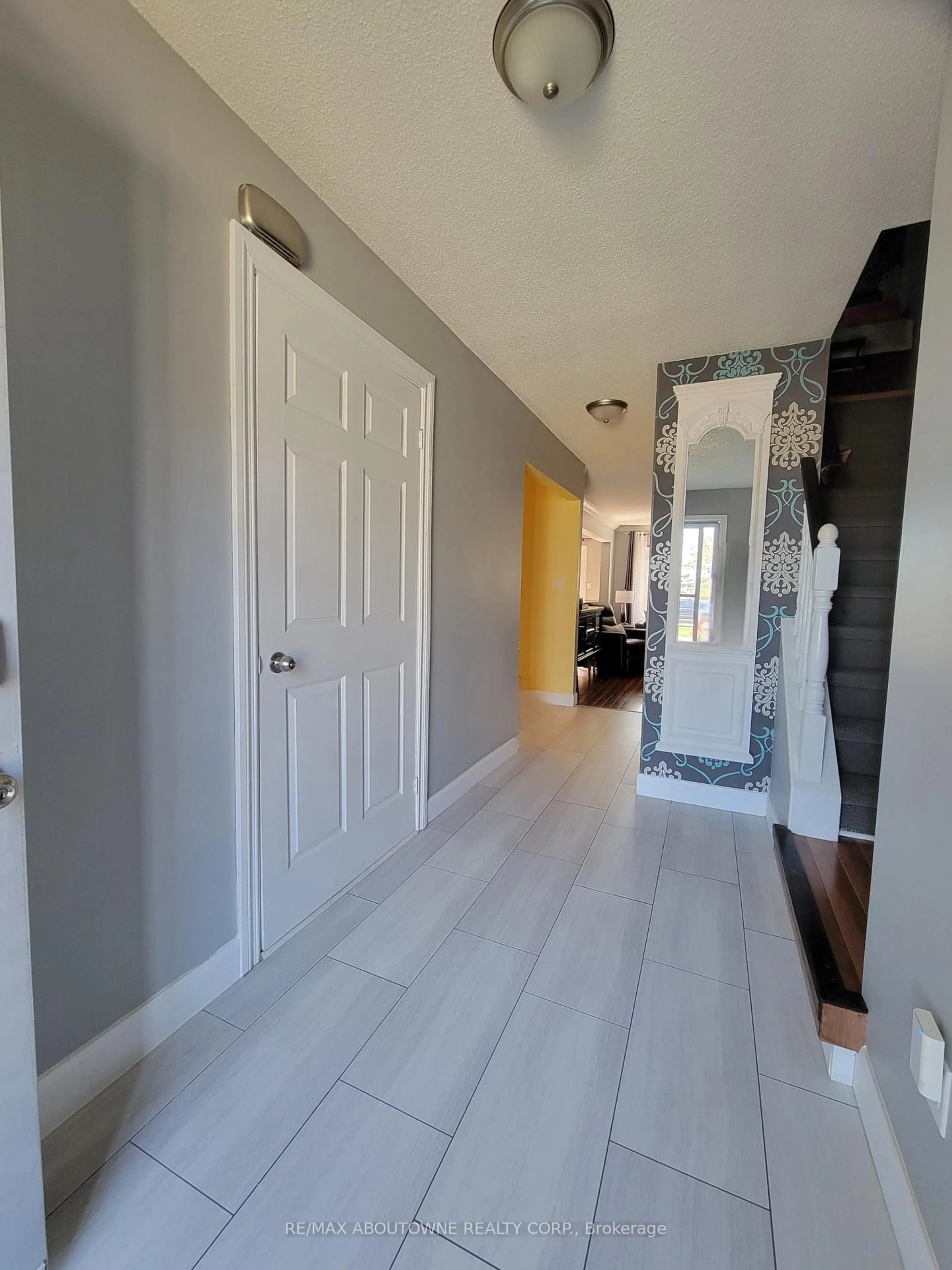 Indoor entryway for 1 Royalwood Crt #44, Hamilton Ontario L8E 4Y3
