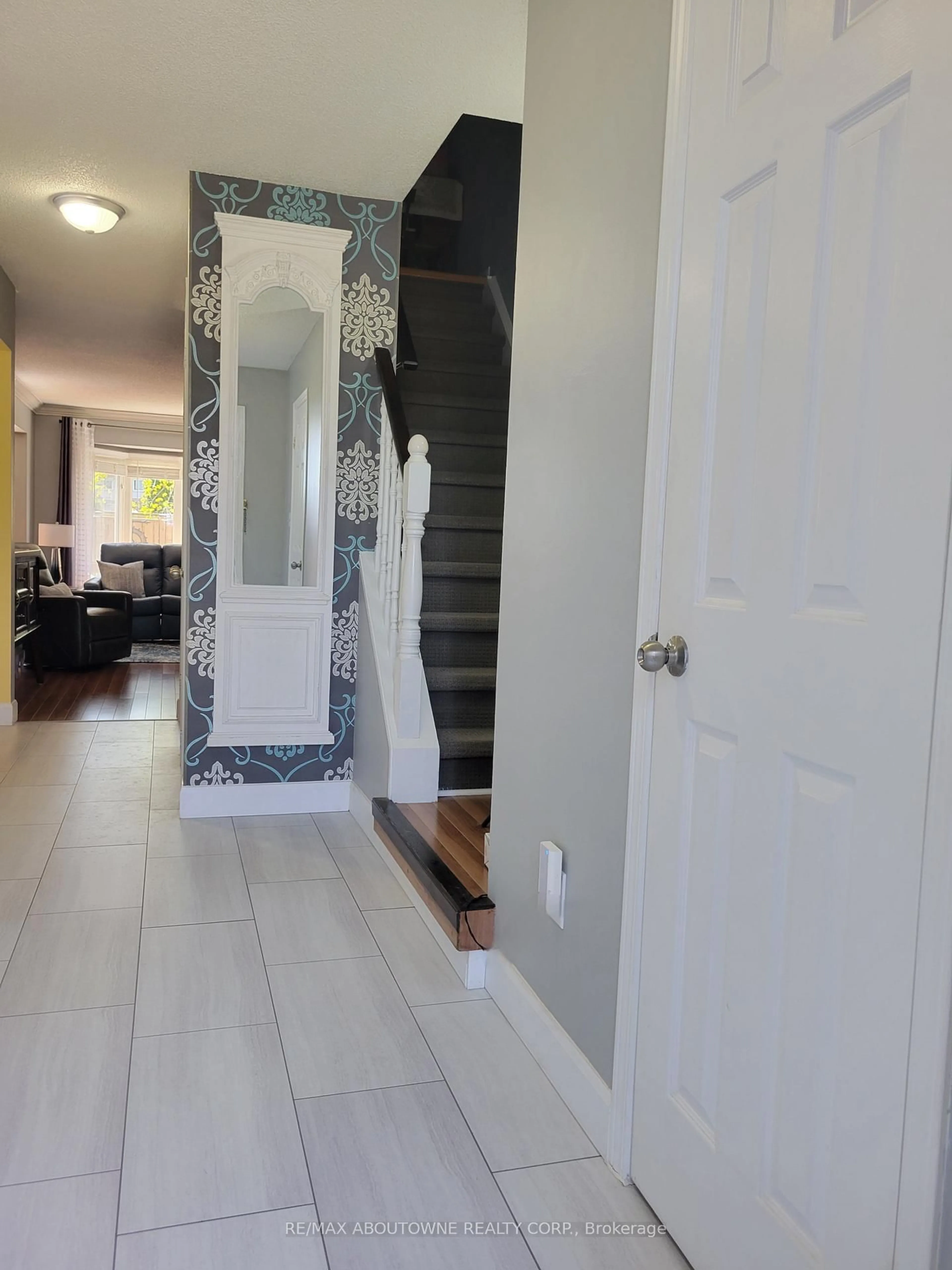 Indoor foyer for 1 Royalwood Crt #44, Hamilton Ontario L8E 4Y3