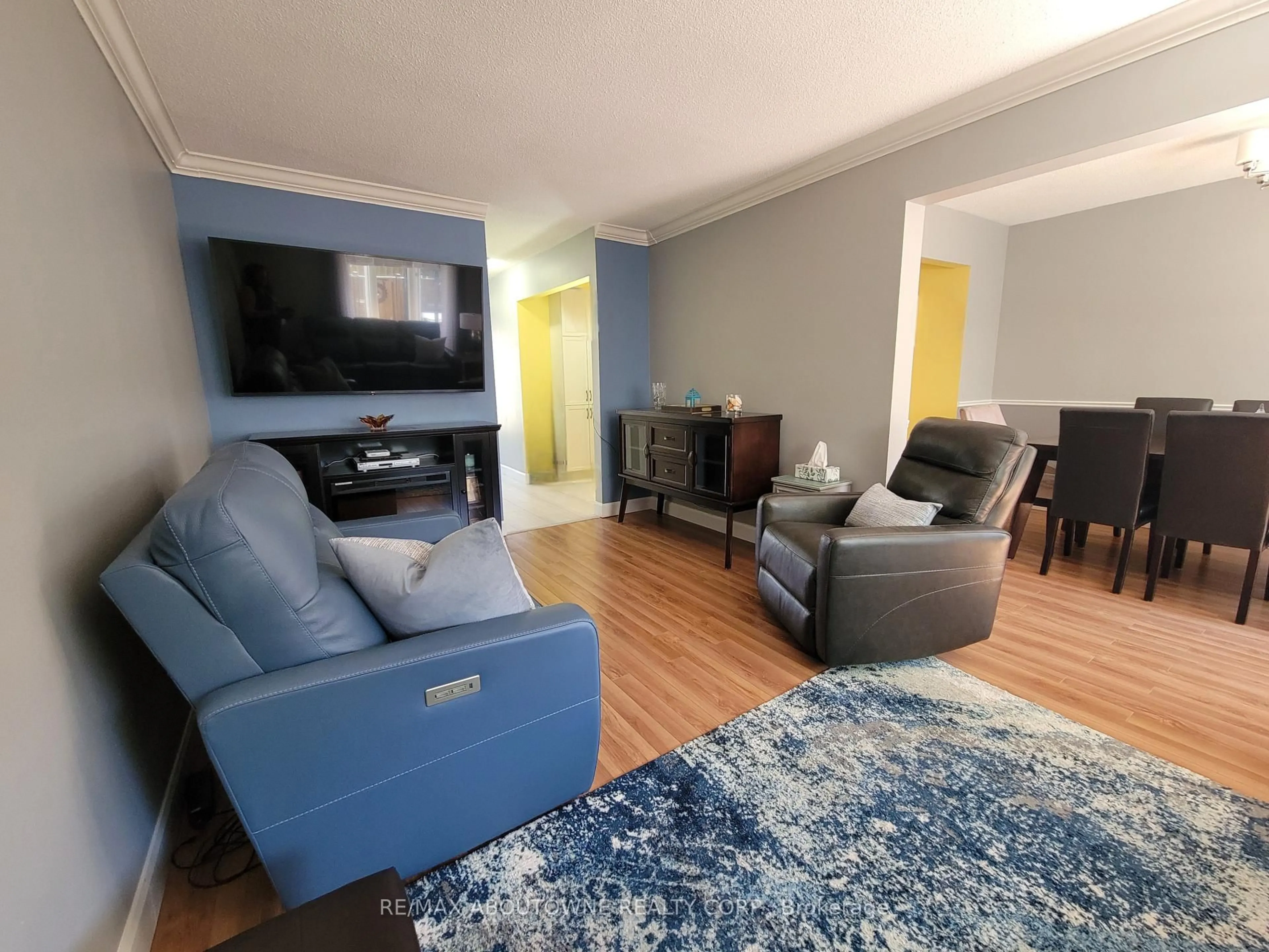 Living room with furniture, unknown for 1 Royalwood Crt #44, Hamilton Ontario L8E 4Y3