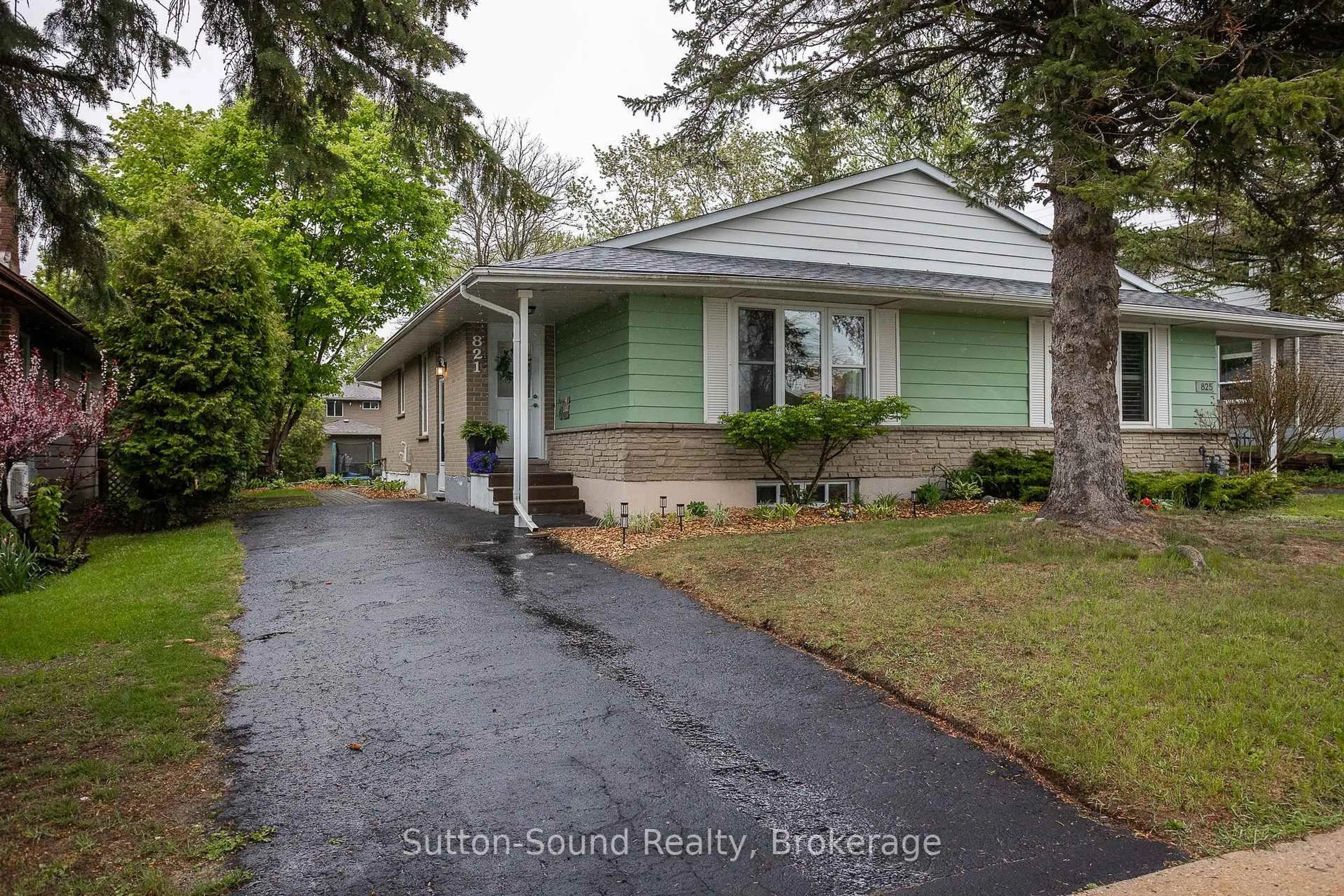 Home with vinyl exterior material, street for 821 Gustavus St, Saugeen Shores Ontario N0H 2C4