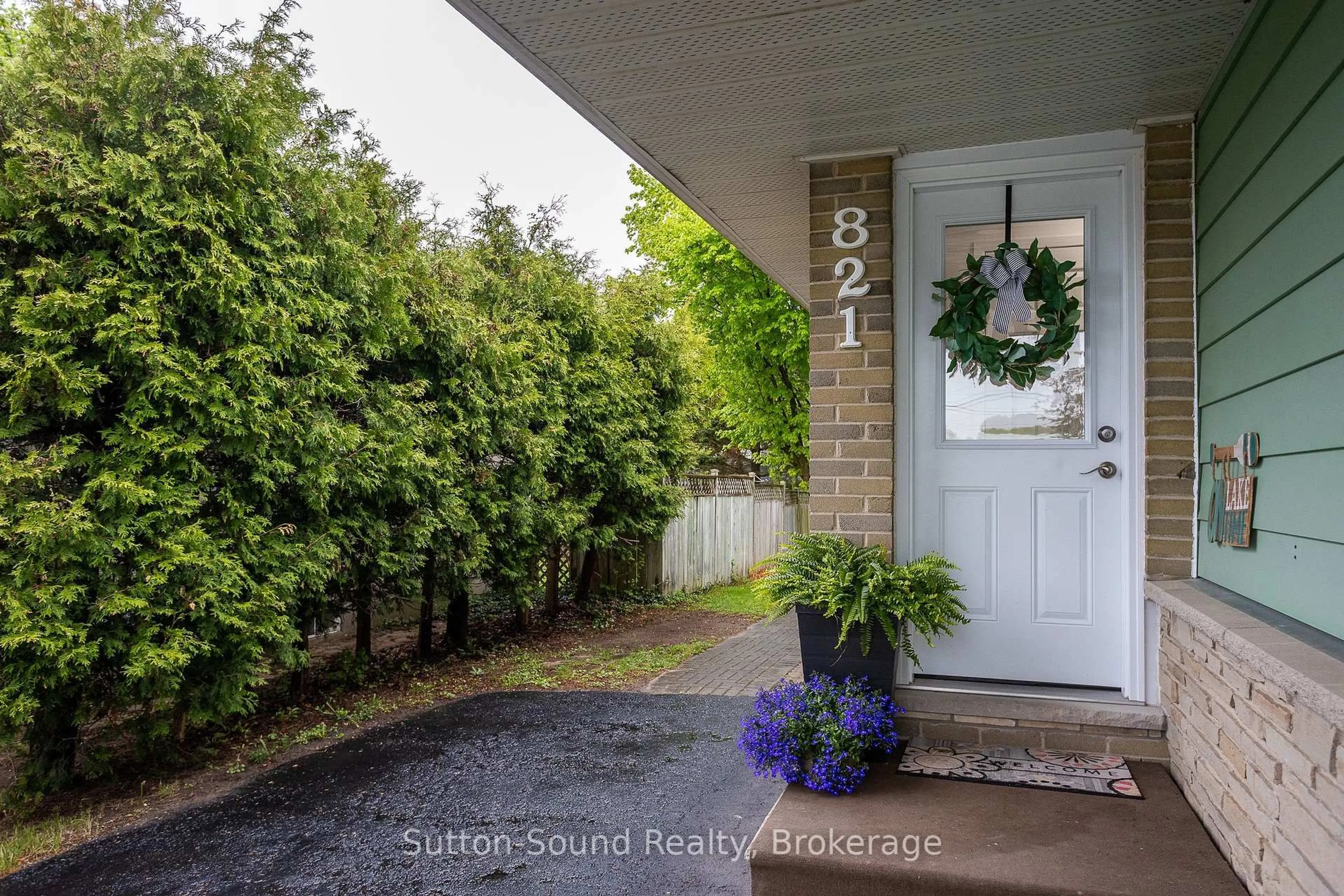 Indoor entryway for 821 Gustavus St, Saugeen Shores Ontario N0H 2C4