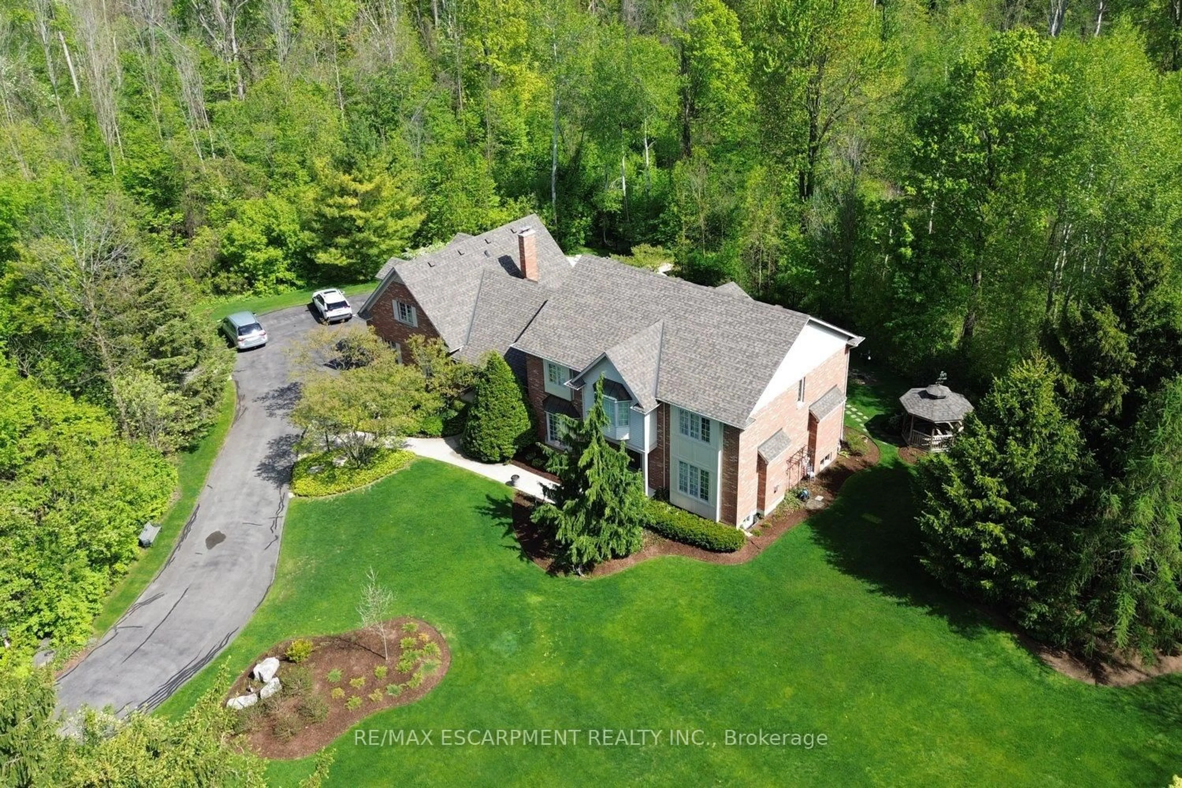A pic from outside/outdoor area/front of a property/back of a property/a pic from drone, unknown for 712 ROBSON Rd #RR1, Hamilton Ontario L8B 1H1