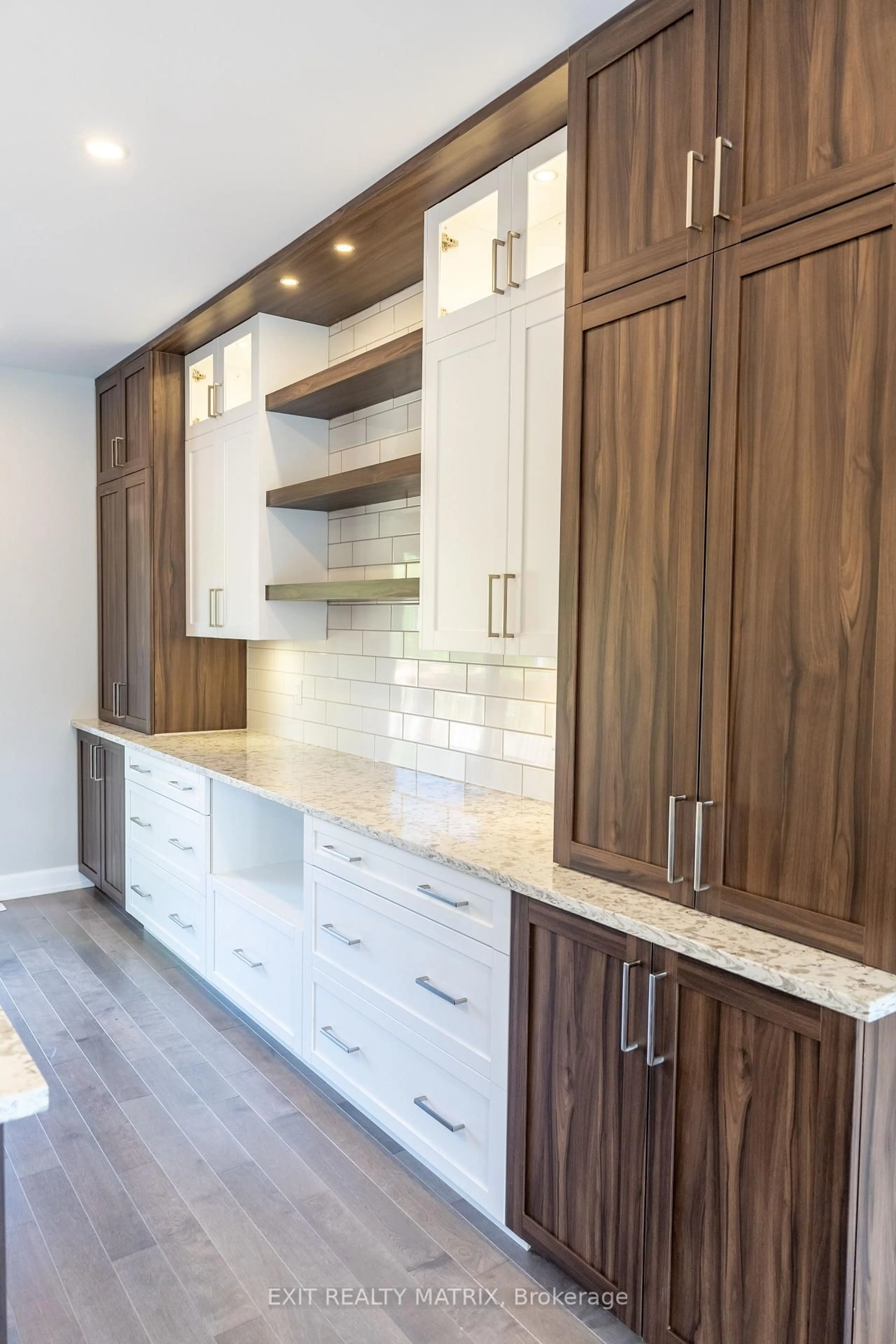 Contemporary kitchen, wood/laminate floor for 1408 Caroline Crt, Cornwall Ontario K6J 0C5
