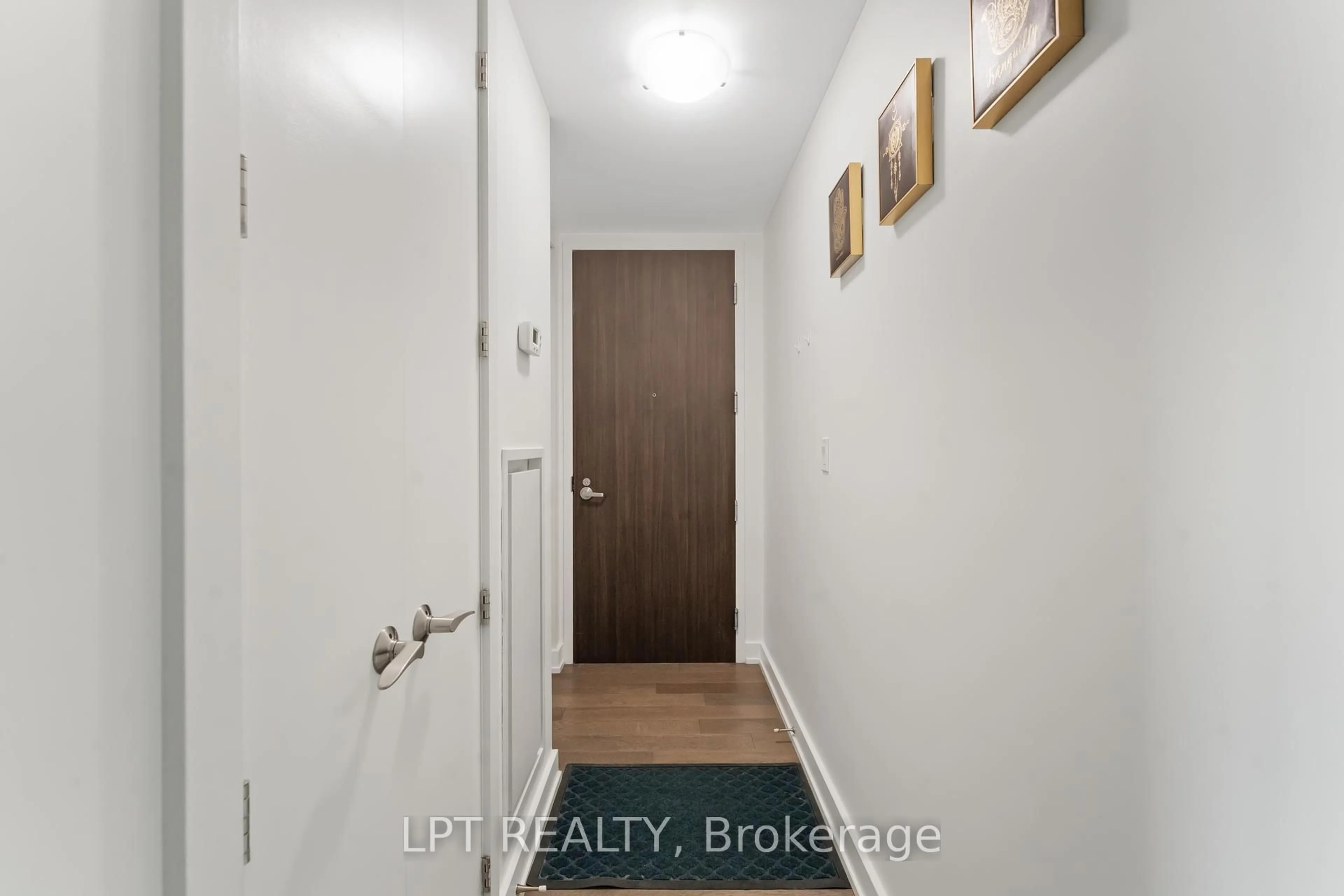 Indoor entryway for 111 Champagne Ave #307, Ottawa Ontario K1S 5V3