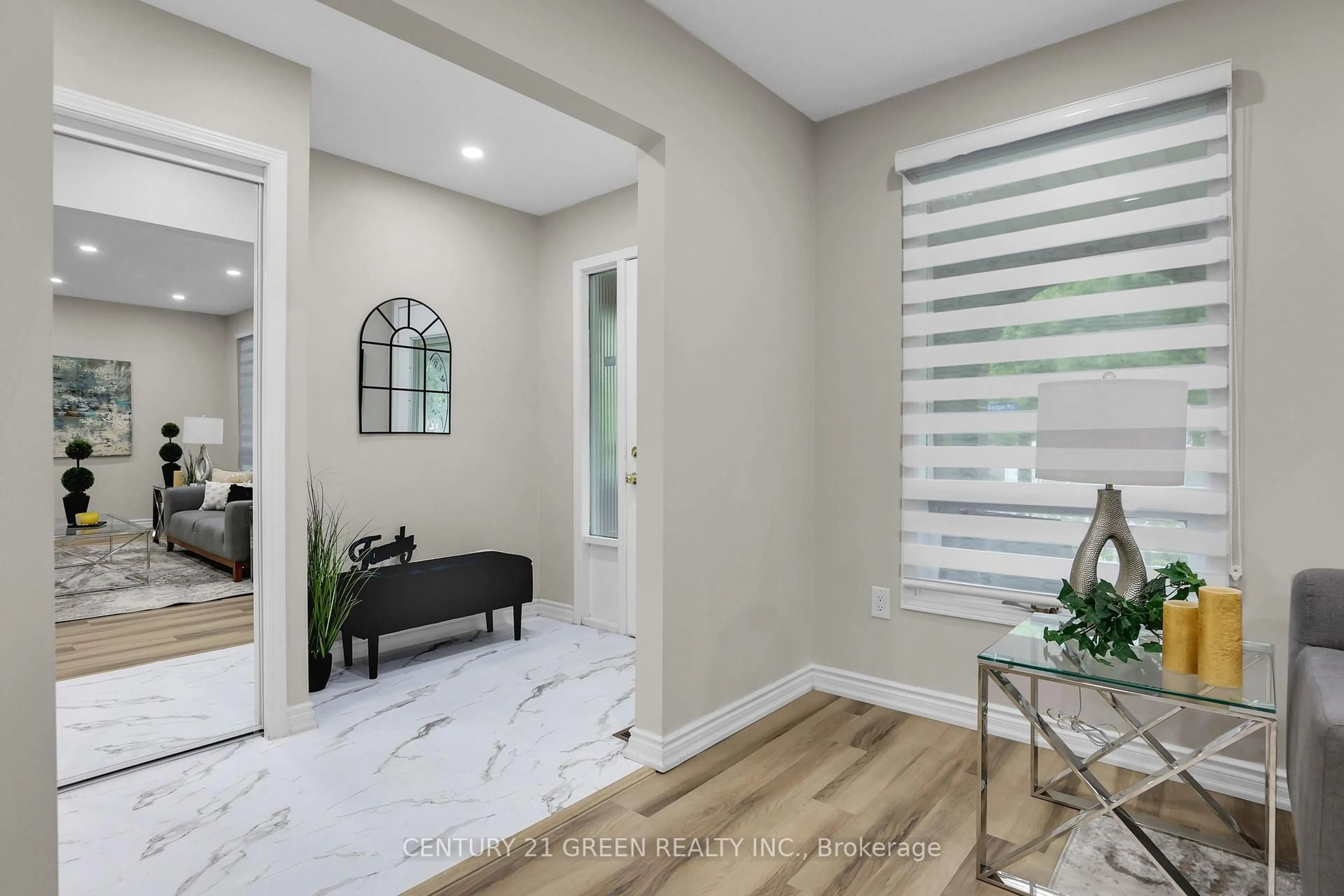 Indoor entryway for 7812 Badger Rd, Niagara Falls Ontario L2H 2J5