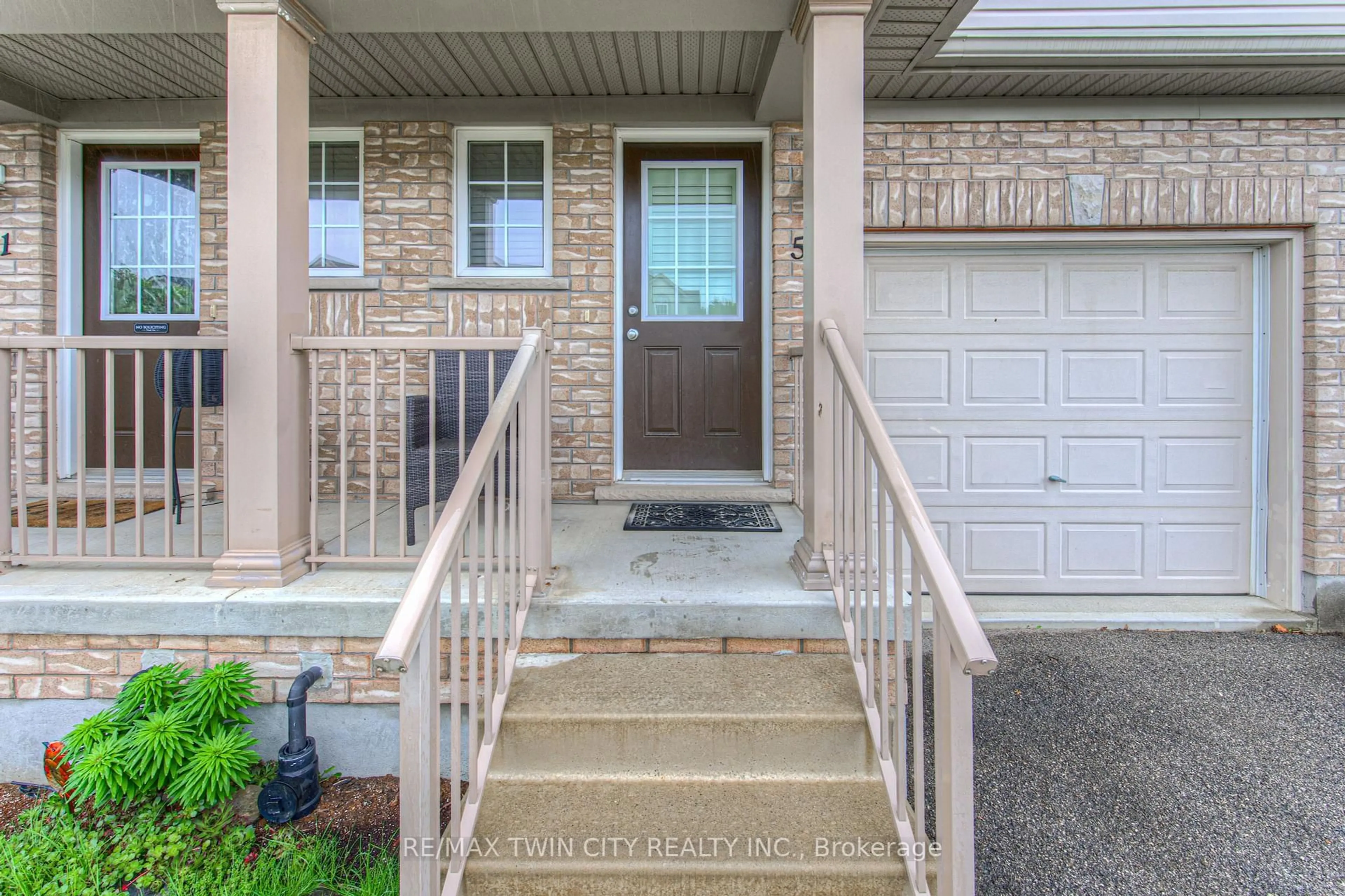 Indoor entryway for 513 Beaumont Cres, Kitchener Ontario N2A 0A8