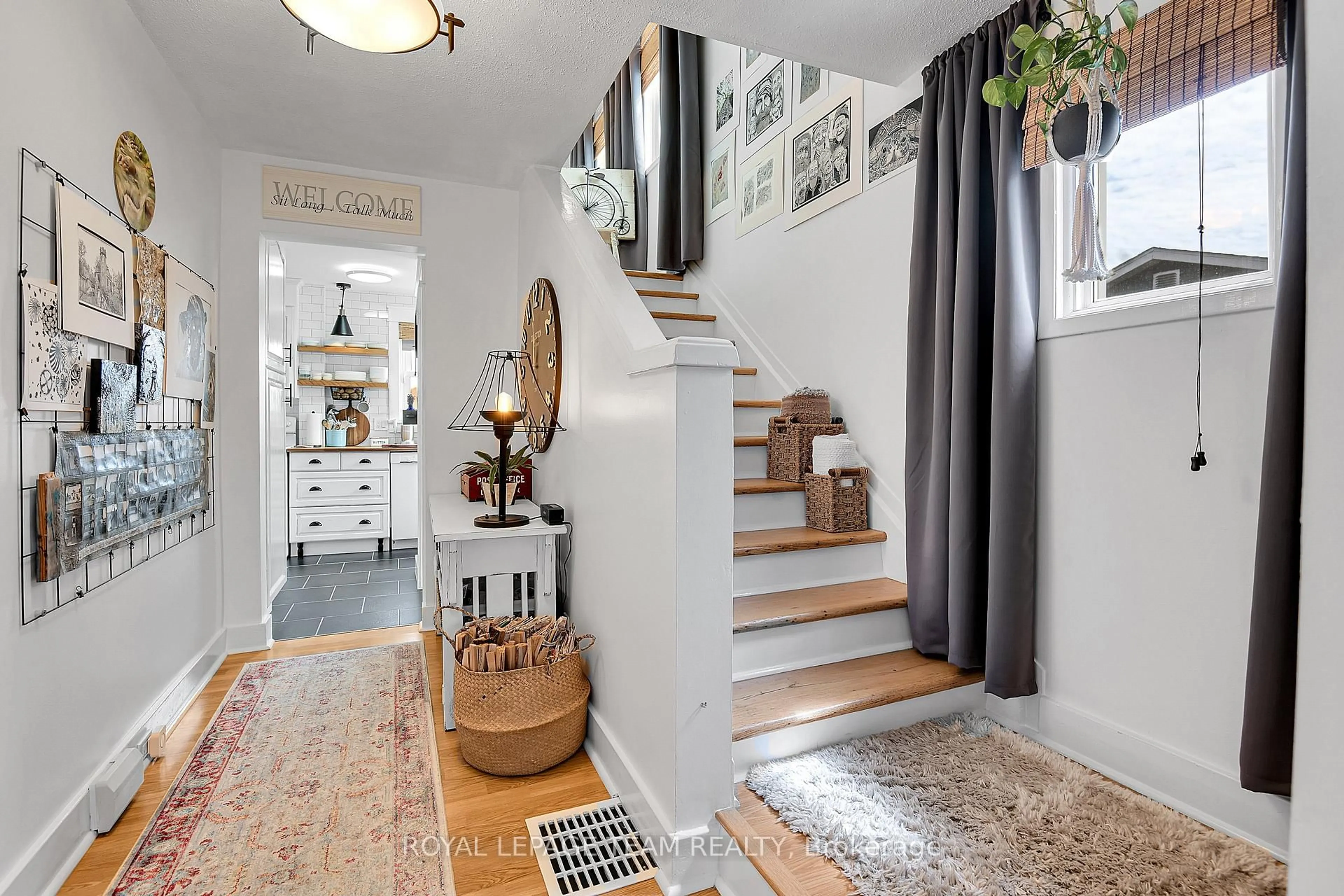 Indoor entryway for 47 Windsor Dr, Brockville Ontario K6V 3H7