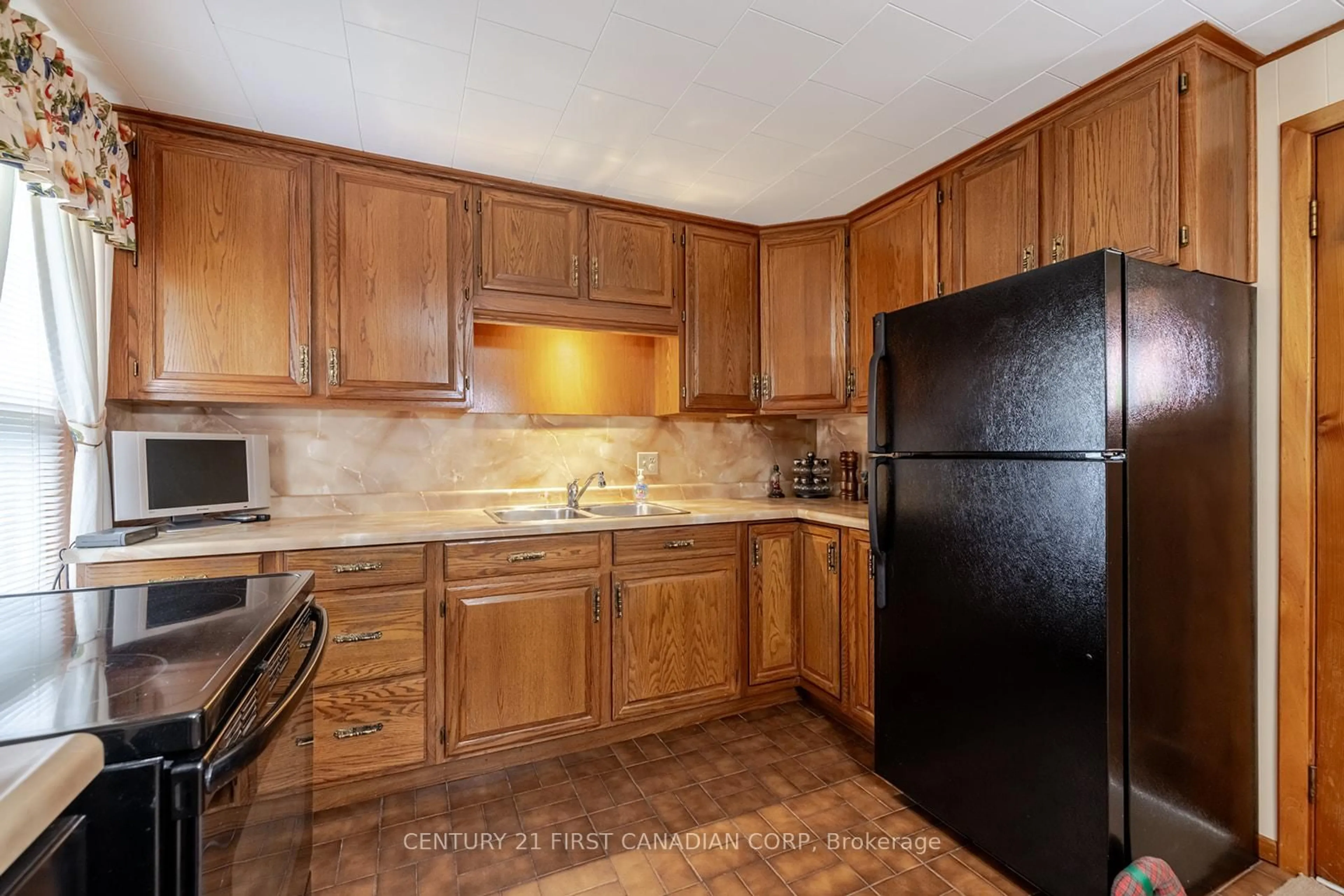 Standard kitchen, ceramic/tile floor for 14 Jane St, Chatham-Kent Ontario N0P 2C0